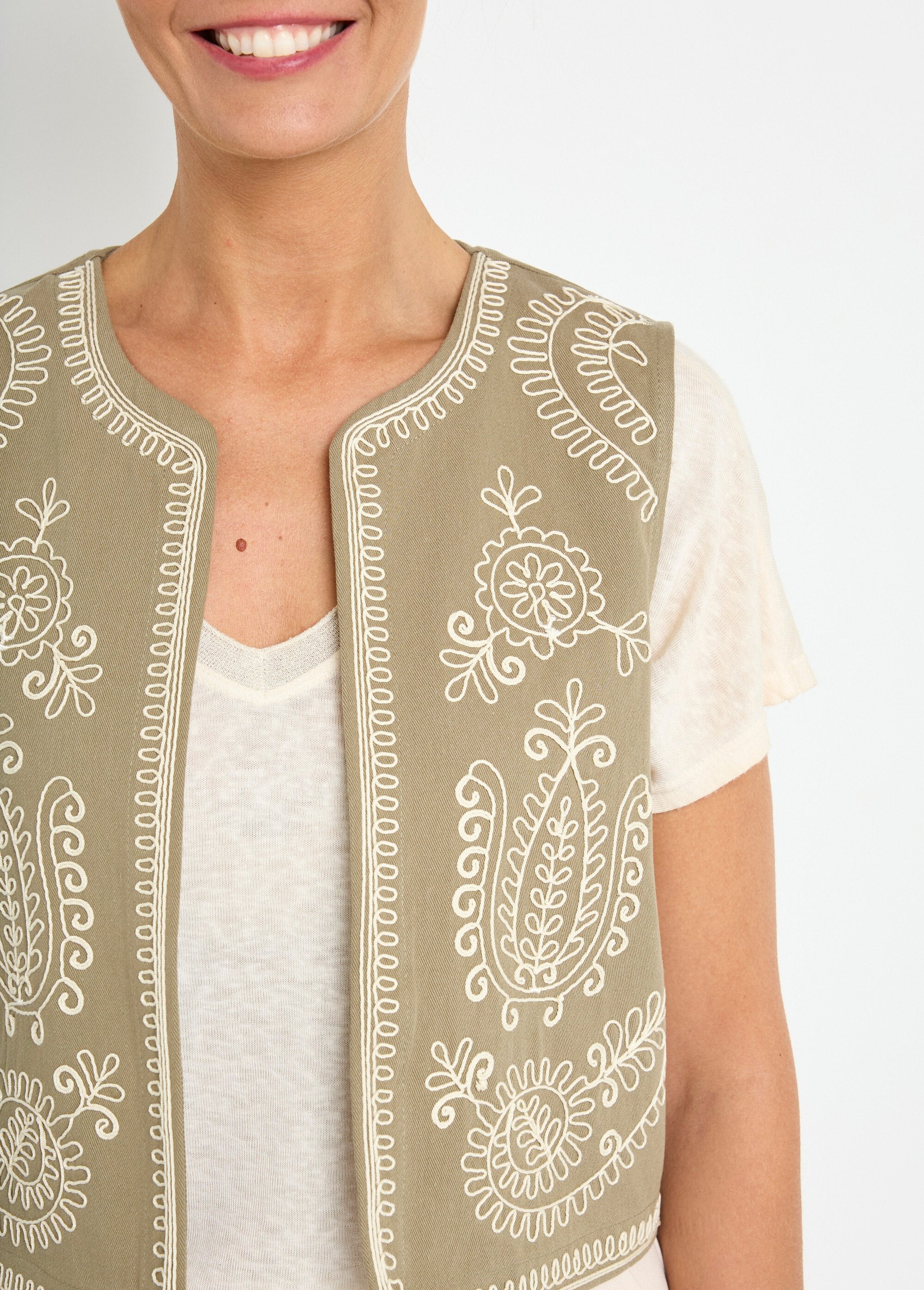 Gilet_sans_manches_brodé_style_scandinave_Kaki_DE1_slim