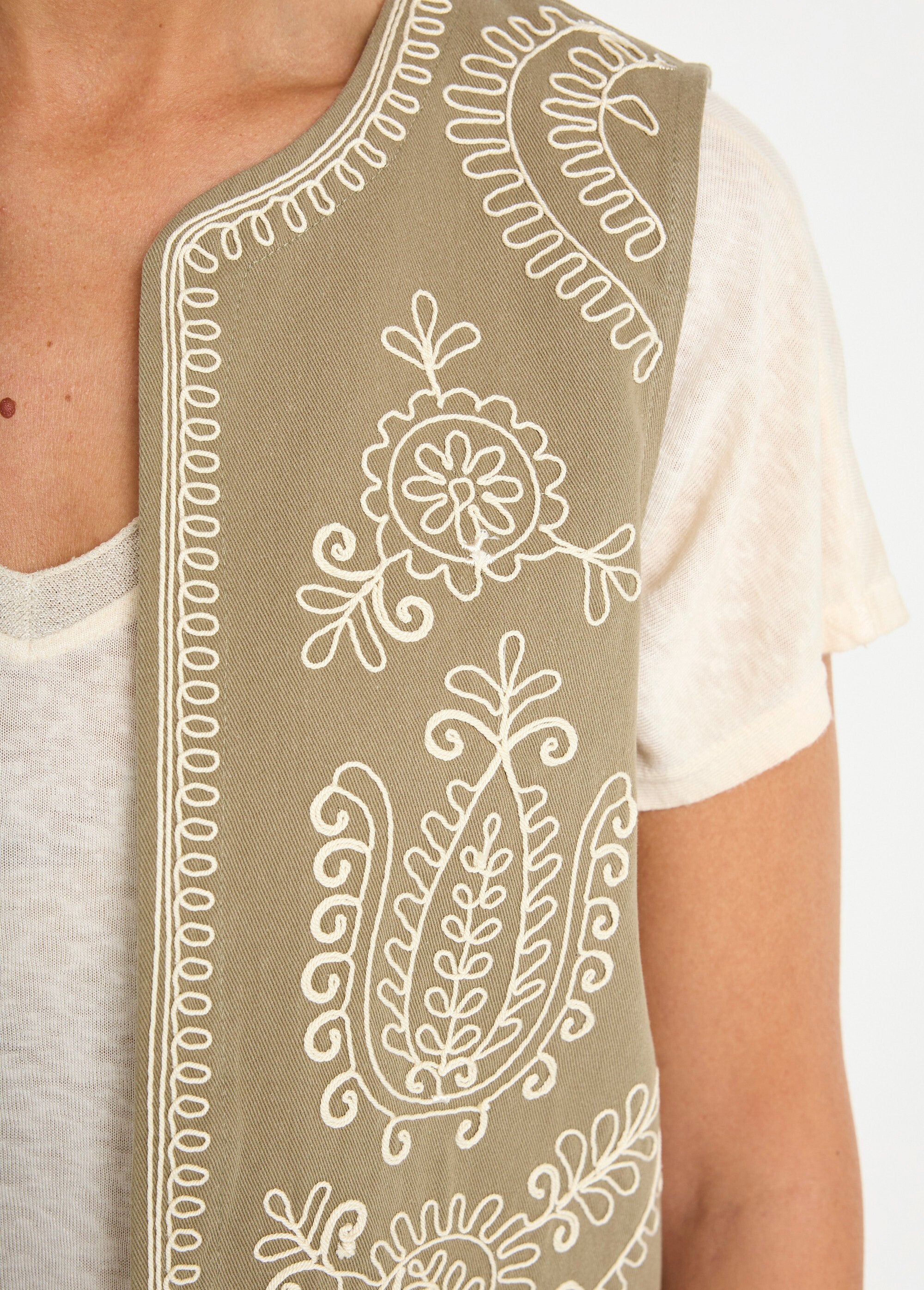 Gilet_sans_manches_brodé_style_scandinave_Kaki_DE2_slim