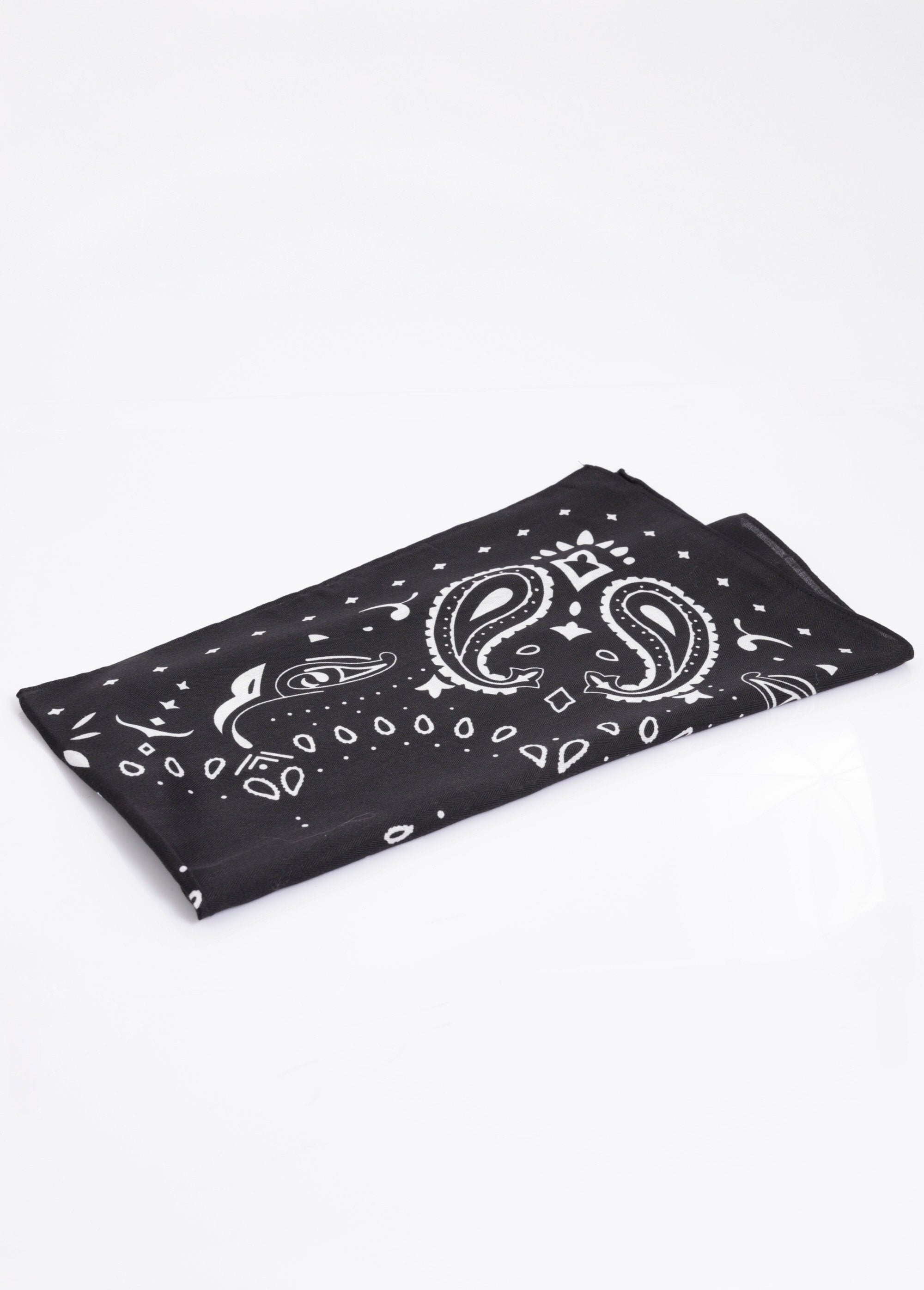 Grand_foulard_carré_motif_bandana_Noir_DE1_slim