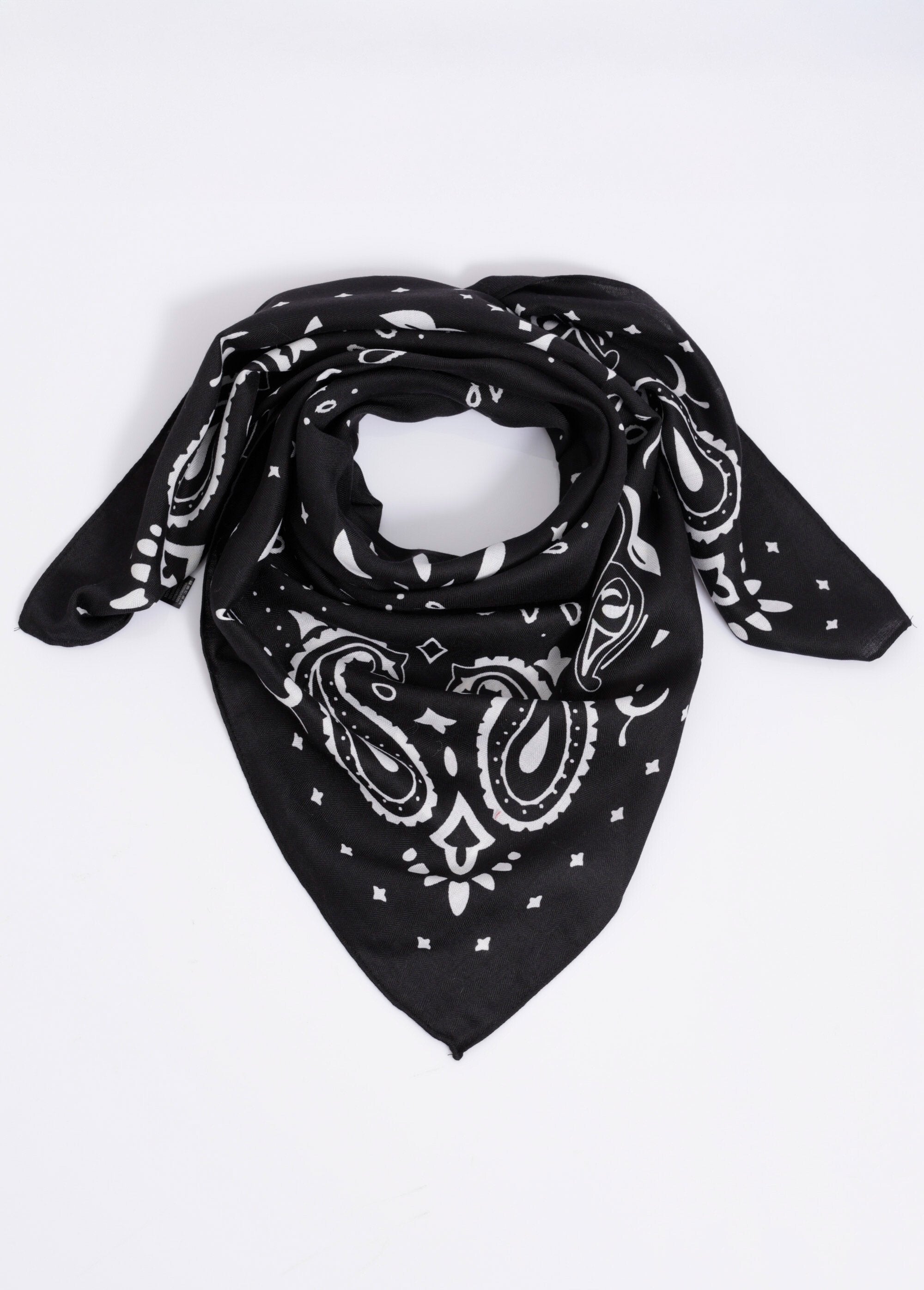 Grand_foulard_carré_motif_bandana_Noir_FA1_slim