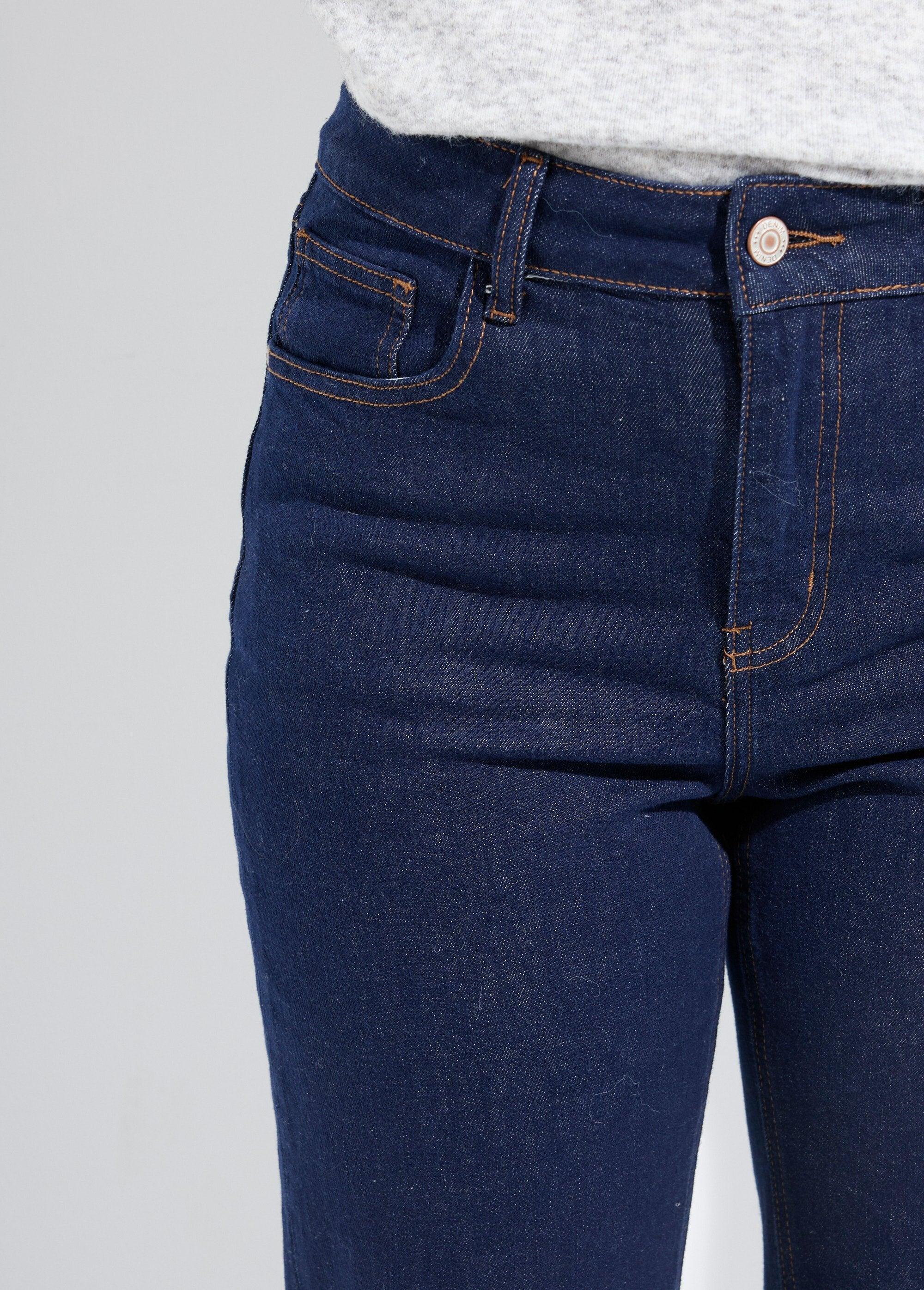 Calça_jeans_reta_de_5_bolsos,_especial_PETITE_Bleu_brut_DE1_slim