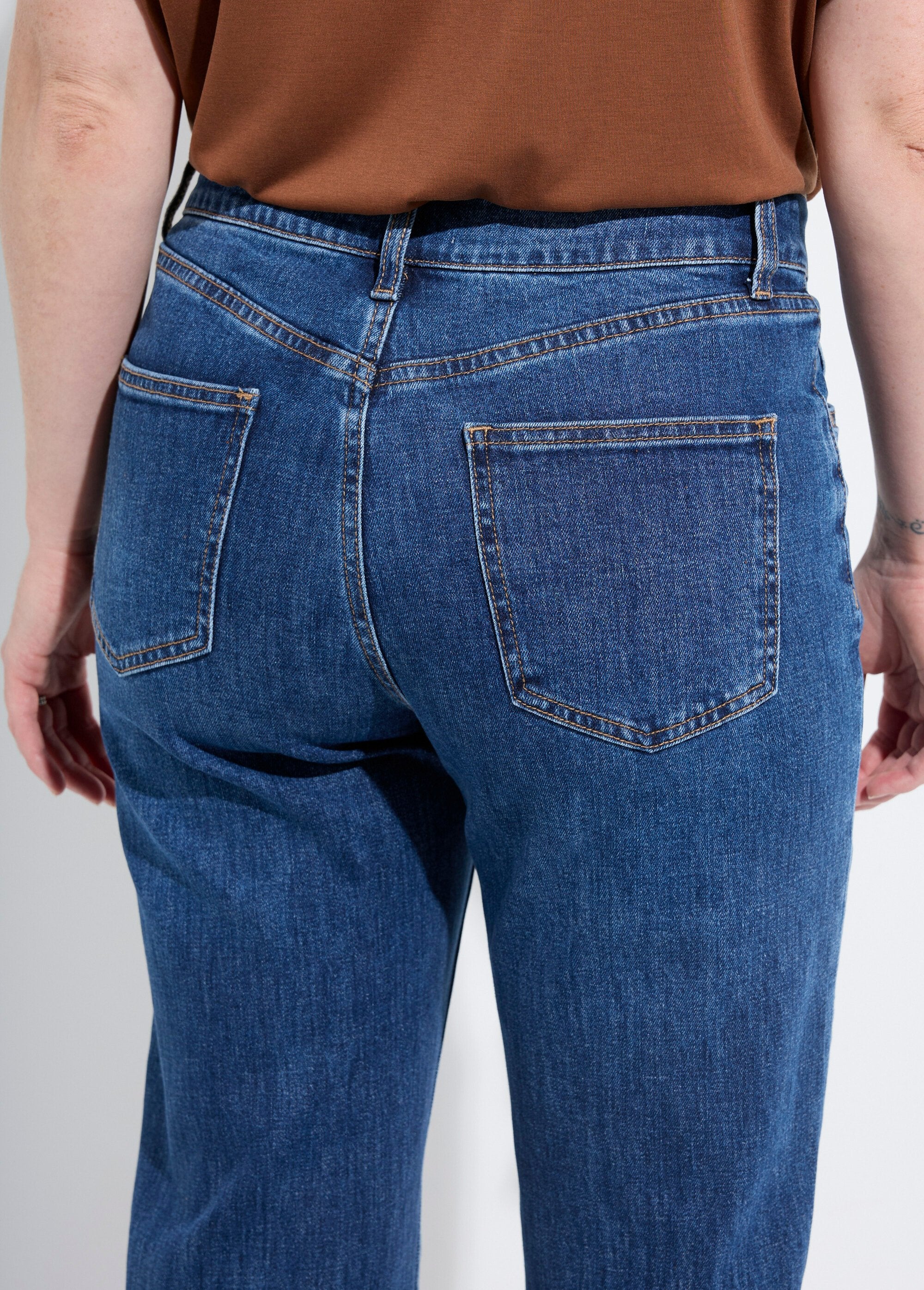 Calça_jeans_reta_de_5_bolsos,_especial_PETITE_Denim_fonce_DE2_slim