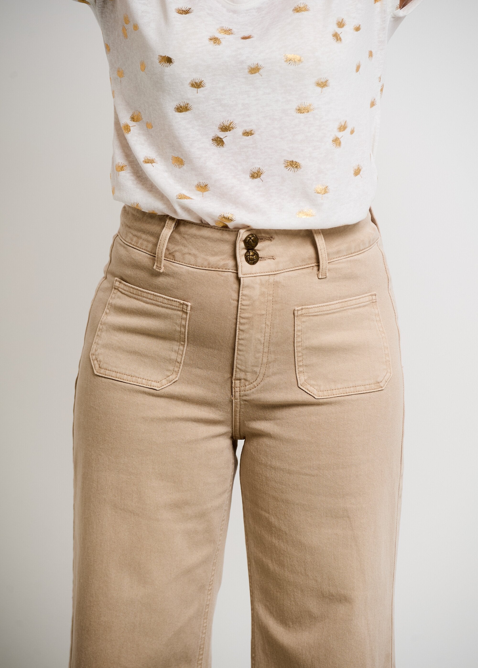 Calça_jeans_flare_com_bolsos_de_remendo_Beige_DE1_slim