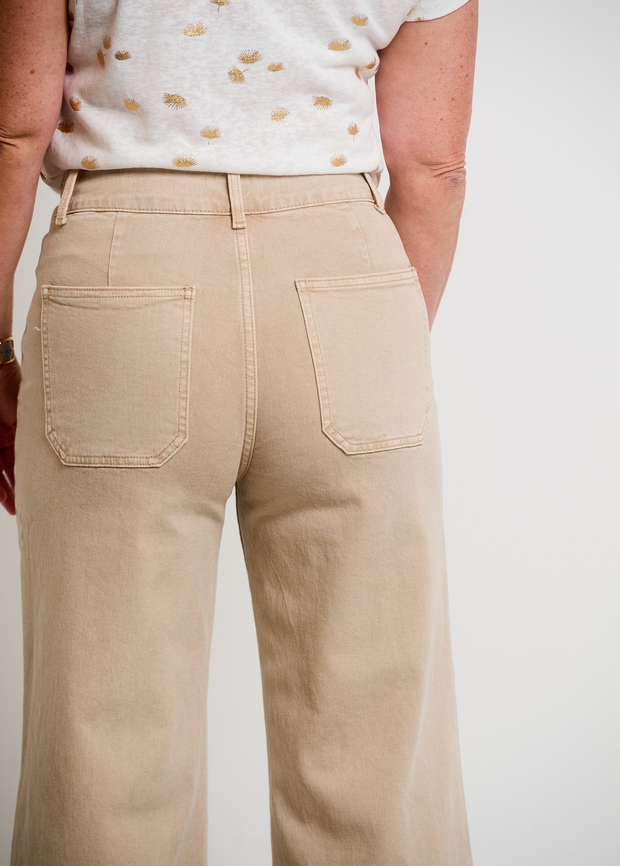 Calça_jeans_flare_com_bolsos_de_remendo_Beige_DE2_slim