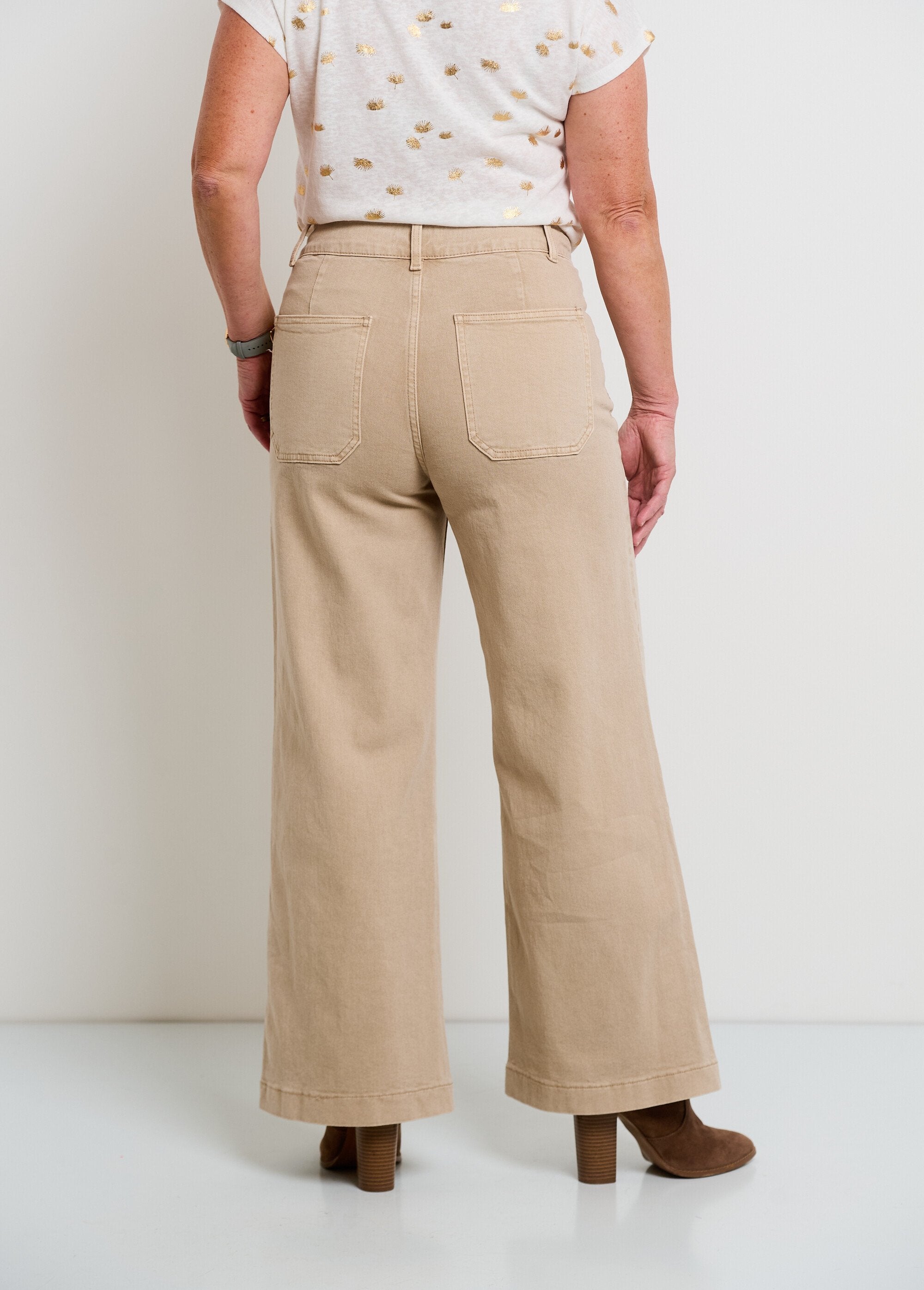 Calça_jeans_flare_com_bolsos_de_remendo_Beige_DO1_slim
