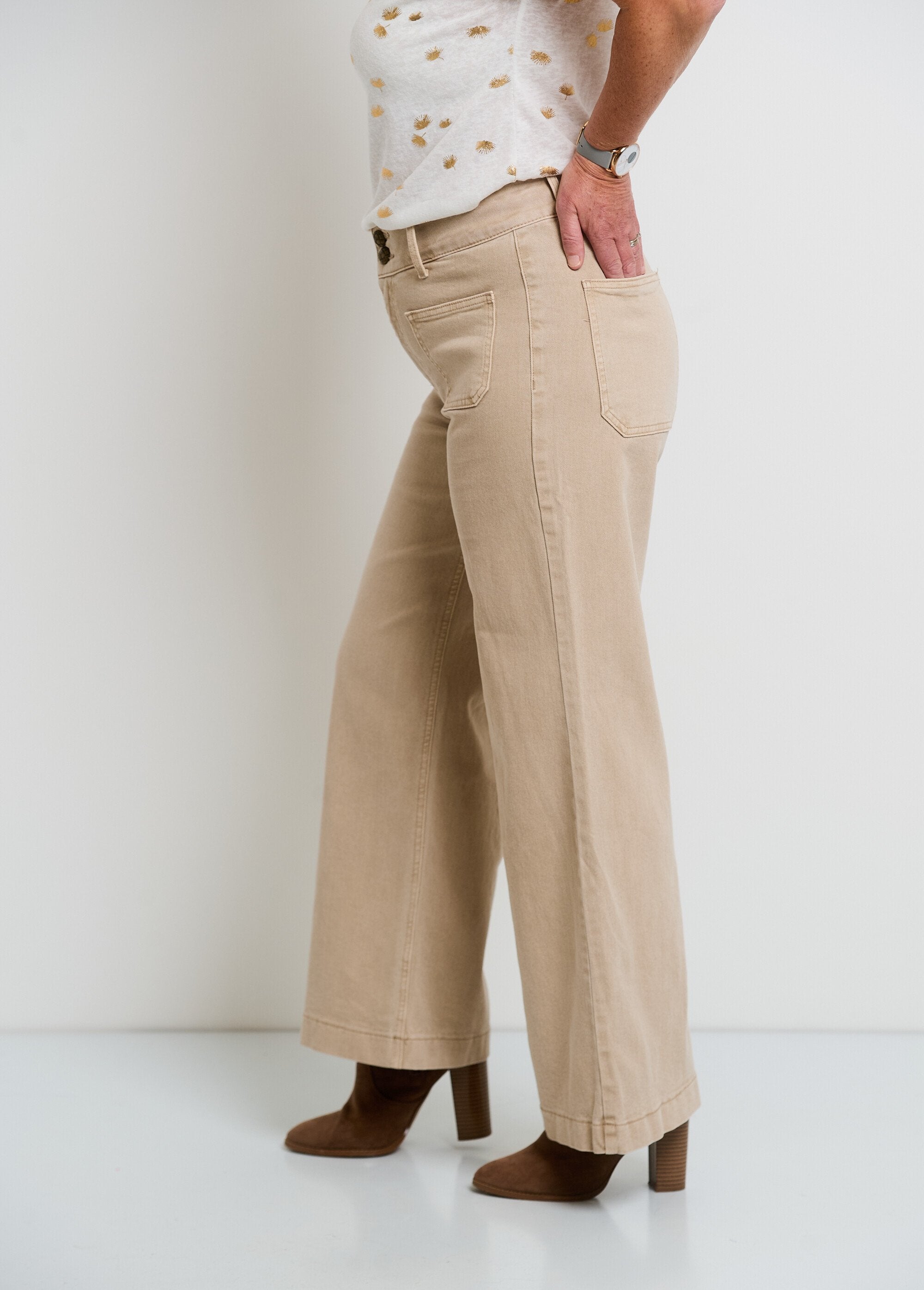 Calça_jeans_flare_com_bolsos_de_remendo_Beige_GA1_slim