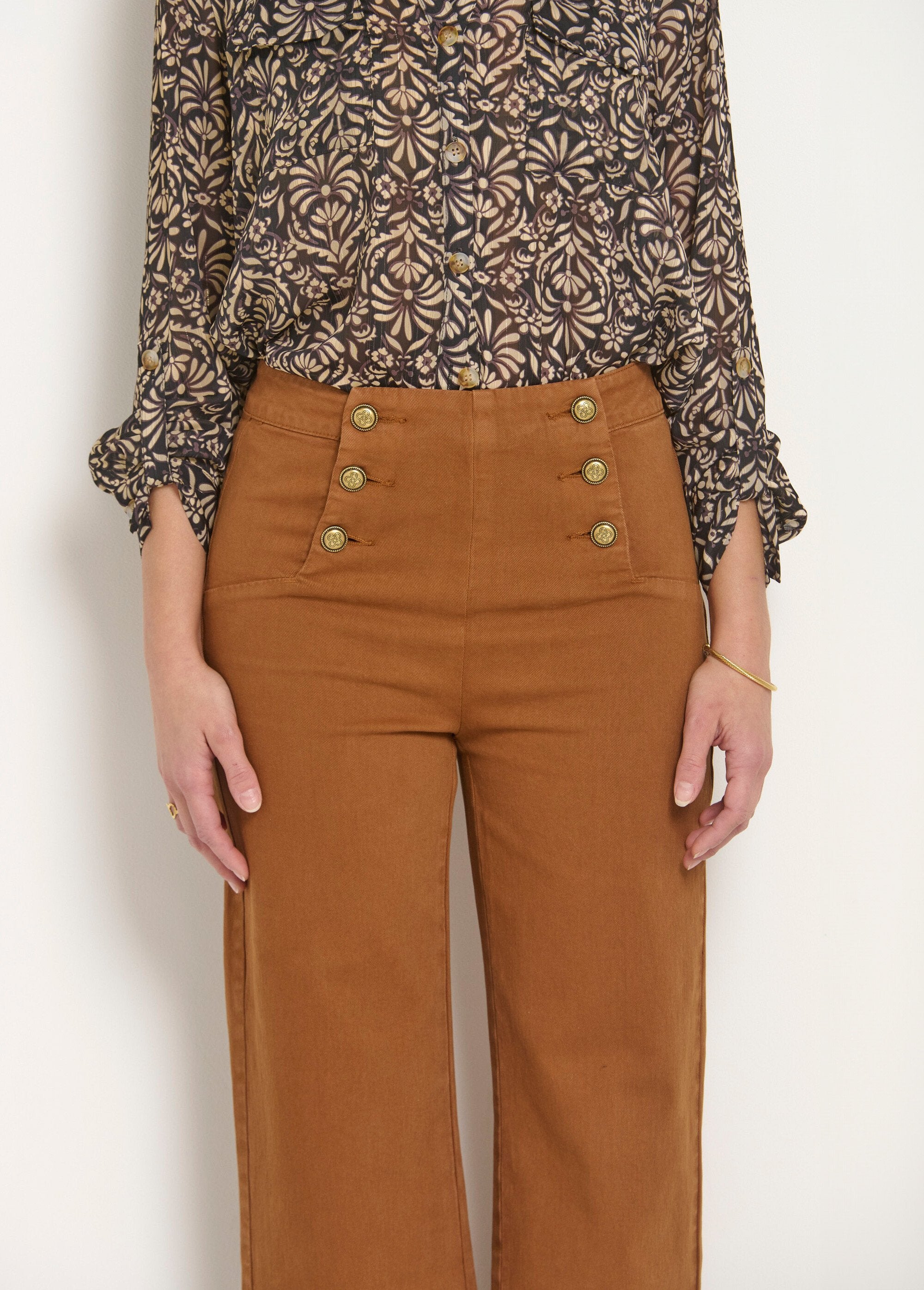 Calça_jeans_flare_com_elastano_e_cintura_efeito_ponte_Camel_DE1_slim