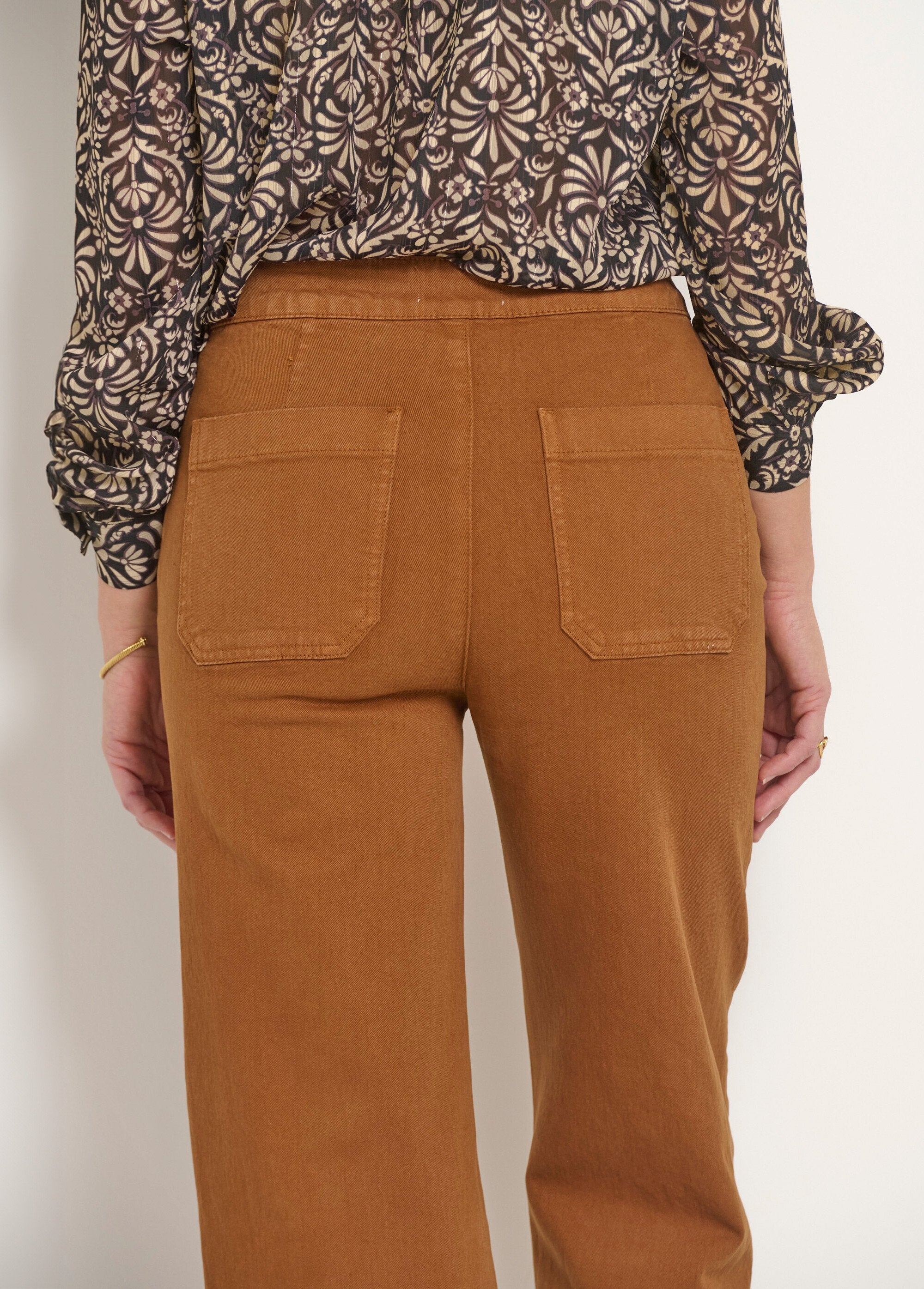 Calça_jeans_flare_com_elastano_e_cintura_efeito_ponte_Camel_DE2_slim