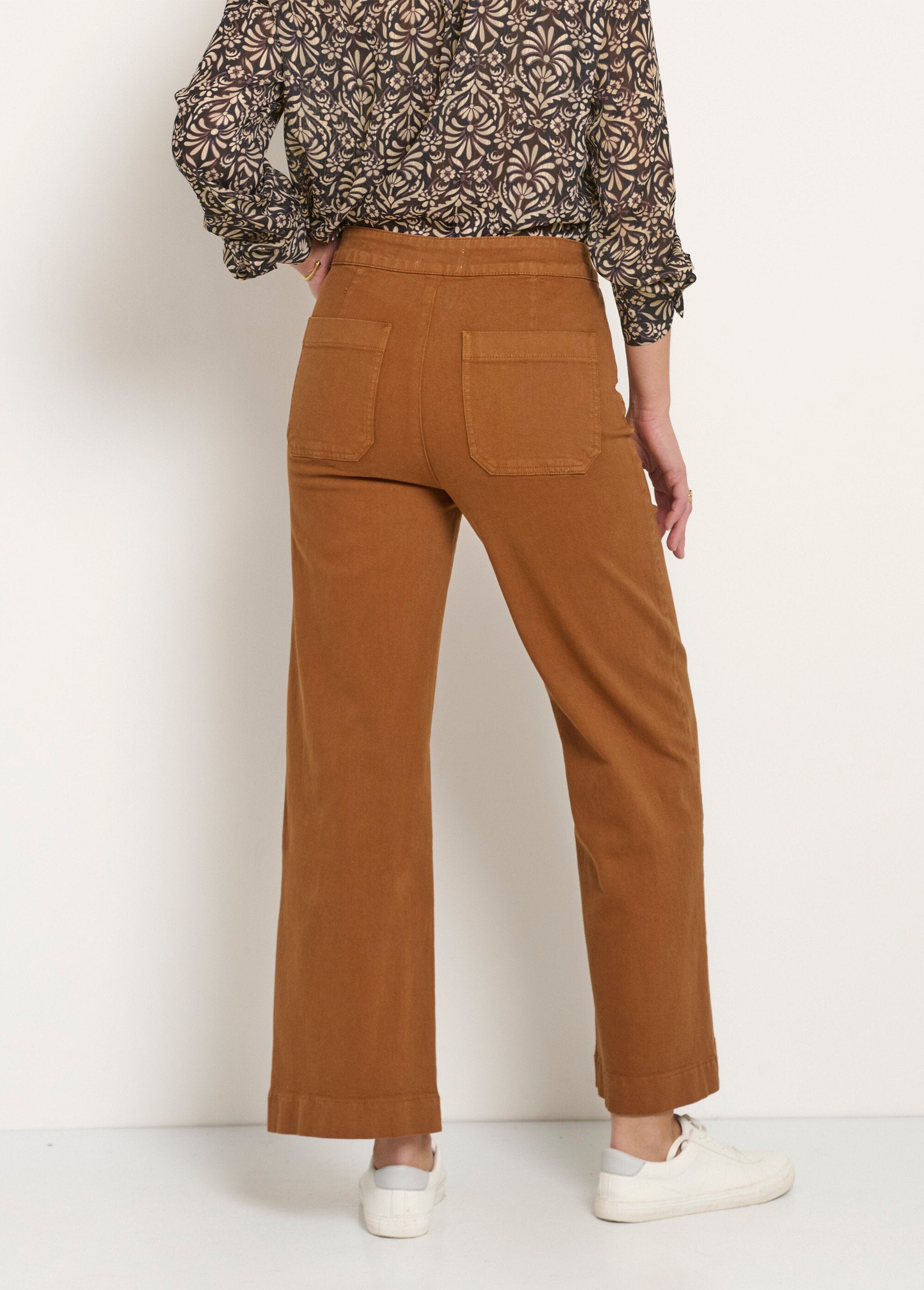 Calça_jeans_flare_com_elastano_e_cintura_efeito_ponte_Camel_DO1_slim