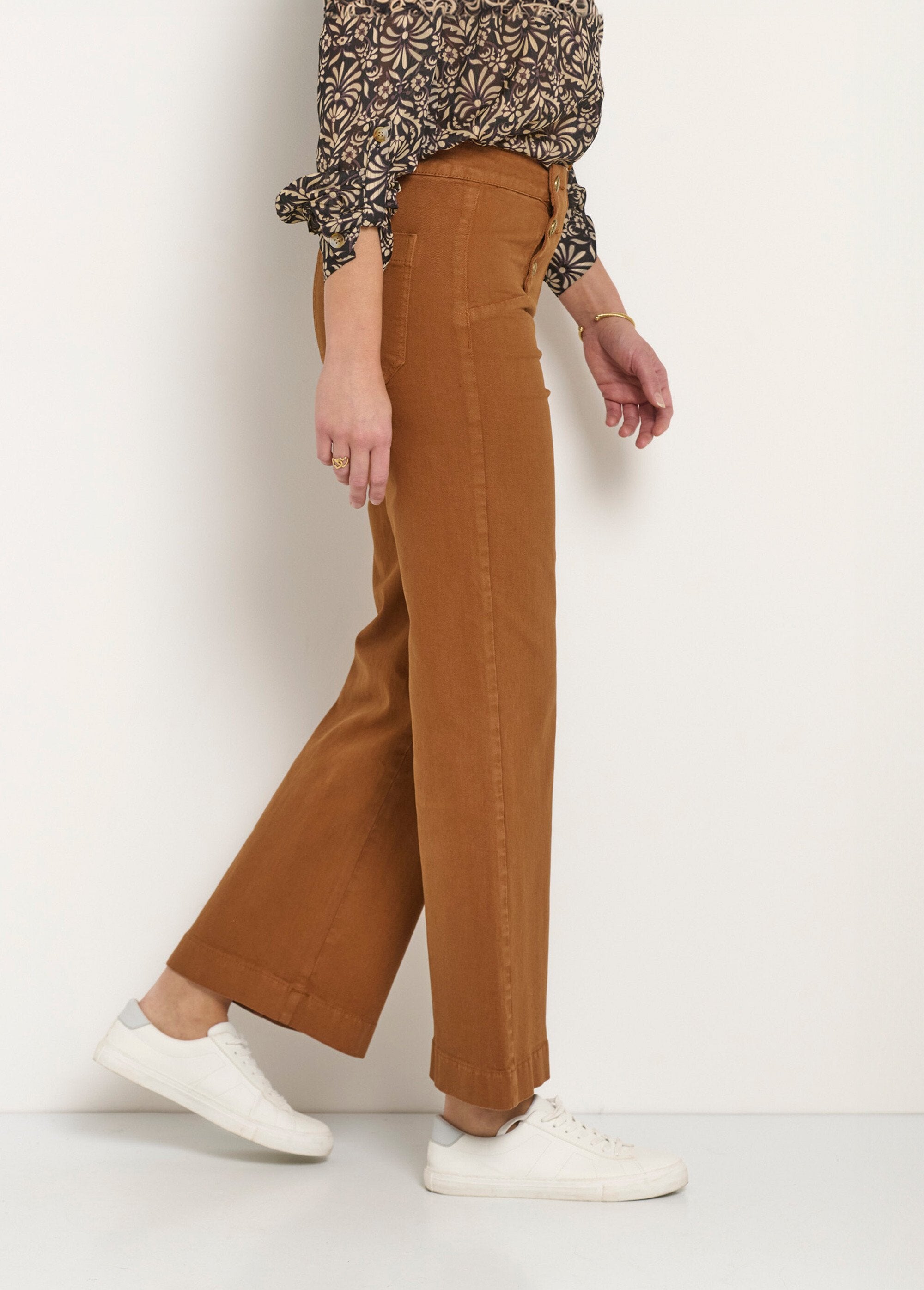 Calça_jeans_flare_com_elastano_e_cintura_efeito_ponte_Camel_DR1_slim