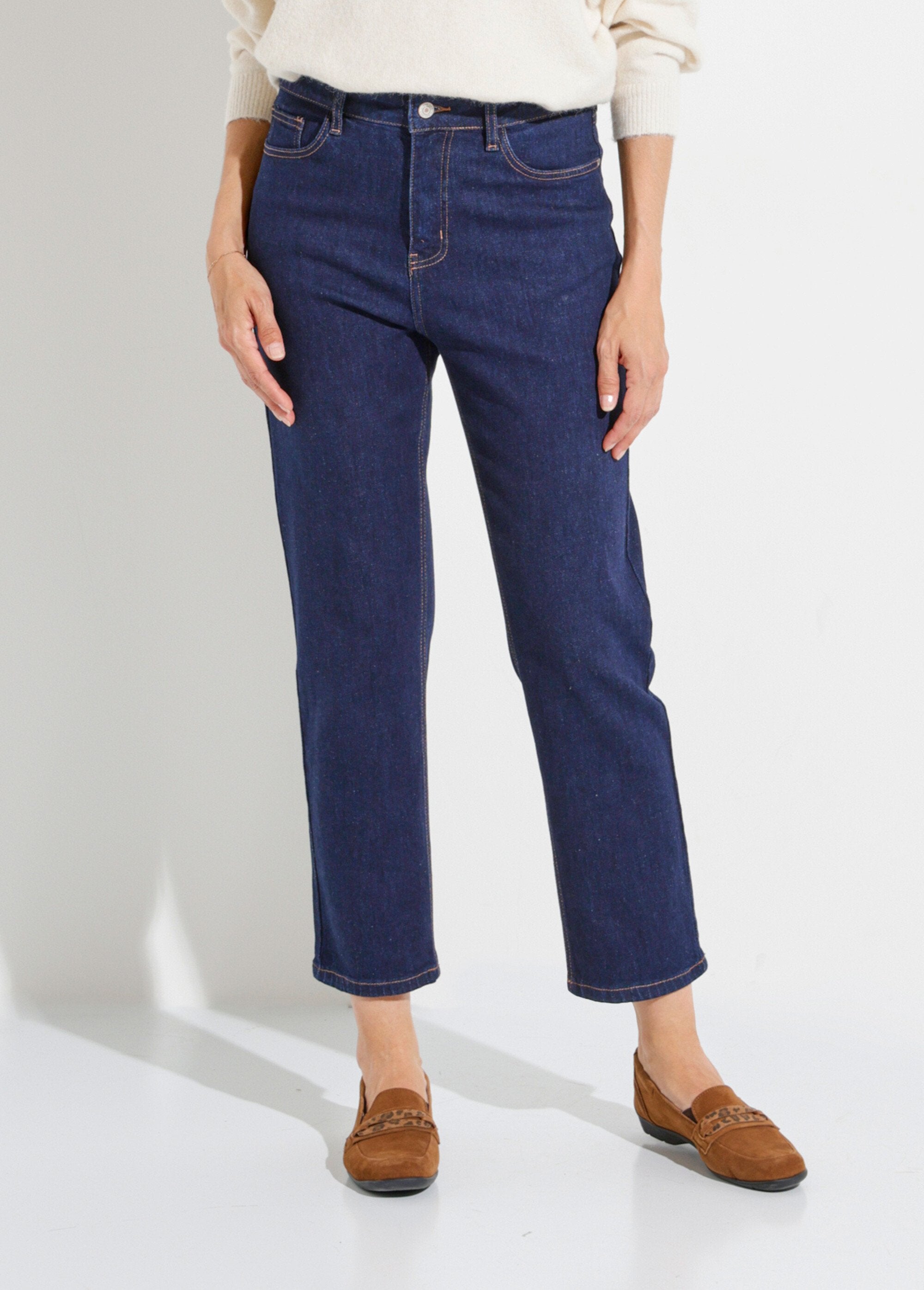 Calça_jeans_mom_jeans,_especial_PLUS_SIZE_Bleu_brut_FA1_slim