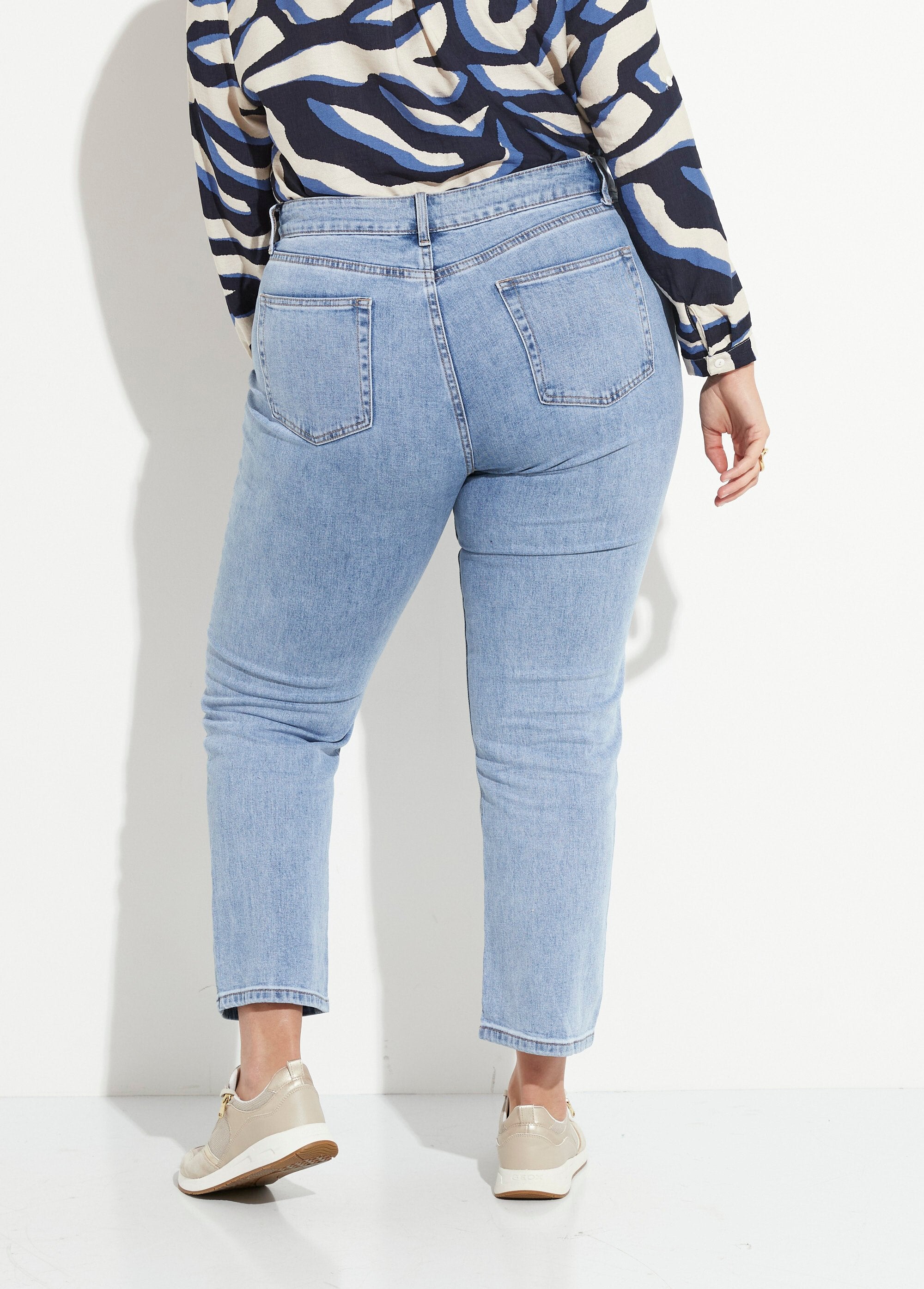 Calça_jeans_mom_jeans,_especial_PLUS_SIZE_Denim_clair_DE1_curvy