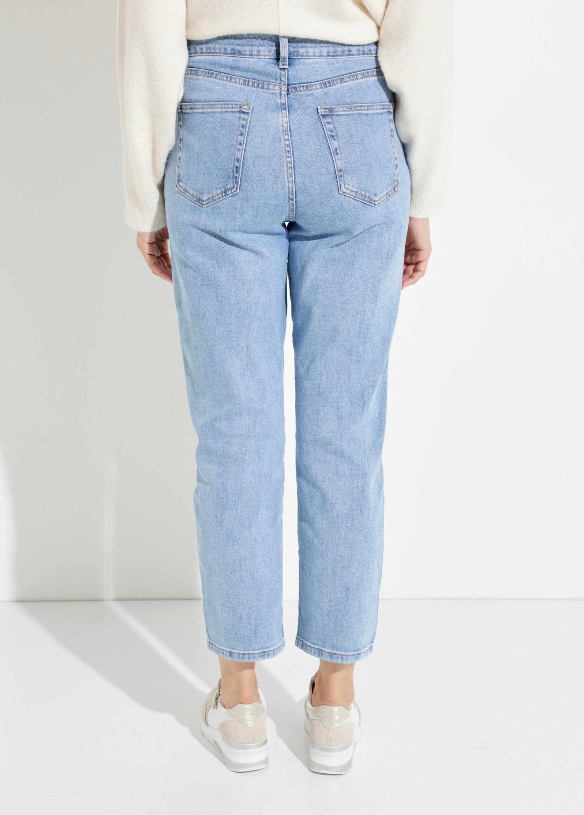 Calça_jeans_mom_jeans,_especial_PLUS_SIZE_Denim_clair_DO1_slim