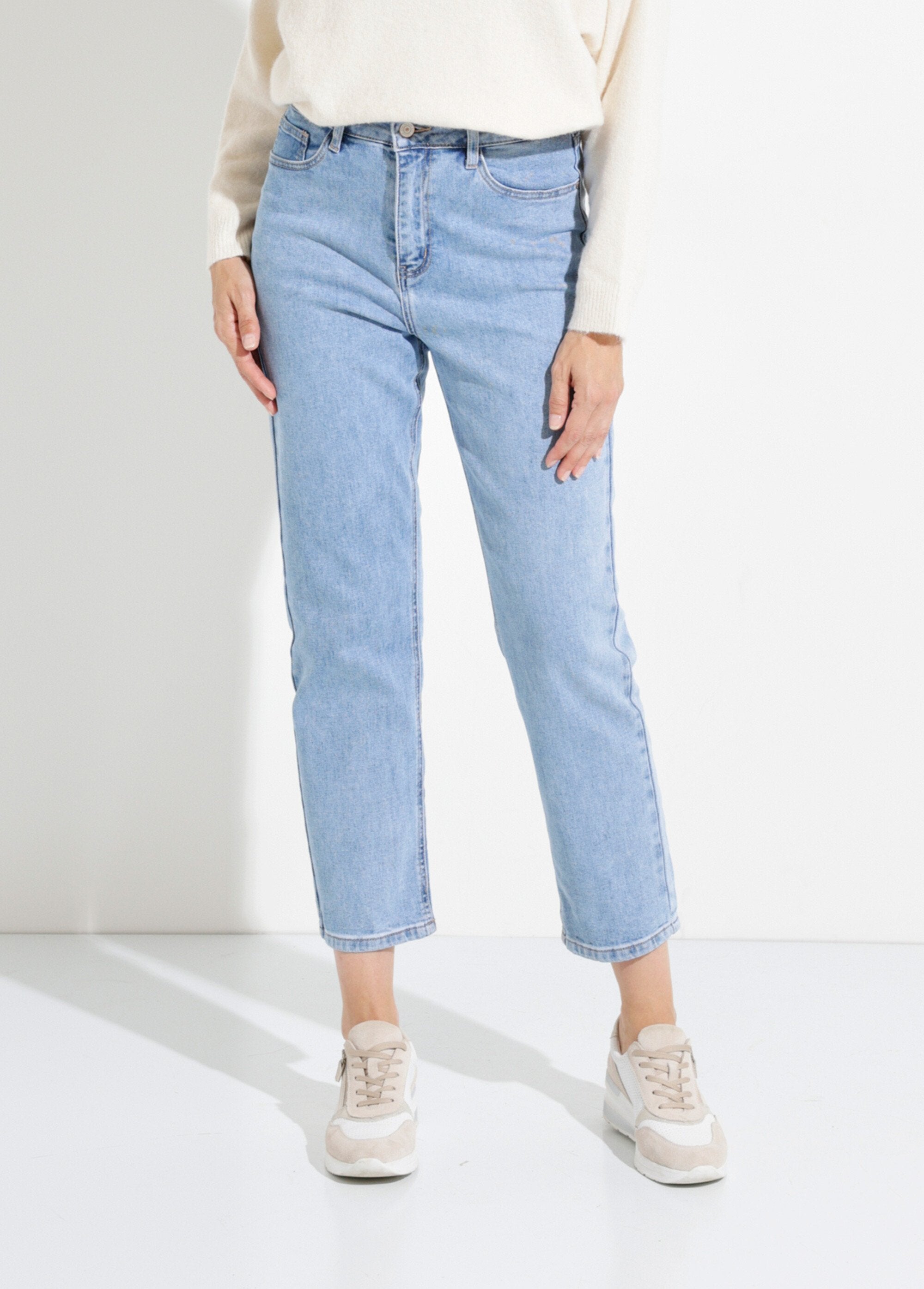 Calça_jeans_mom_jeans,_especial_PLUS_SIZE_Denim_clair_FA1_slim
