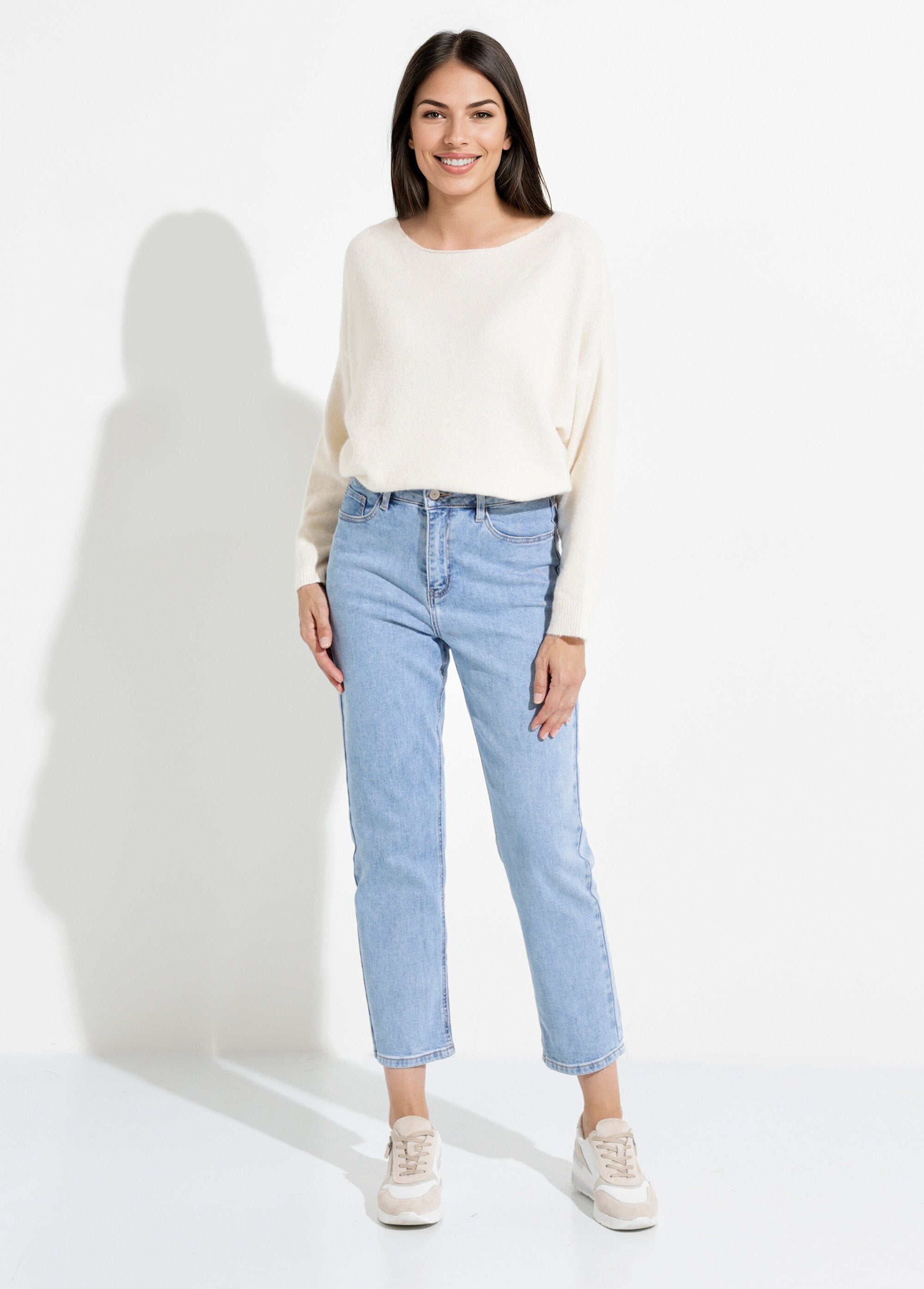 Calça_jeans_mom_jeans,_especial_PLUS_SIZE_Denim_clair_SF1_slim