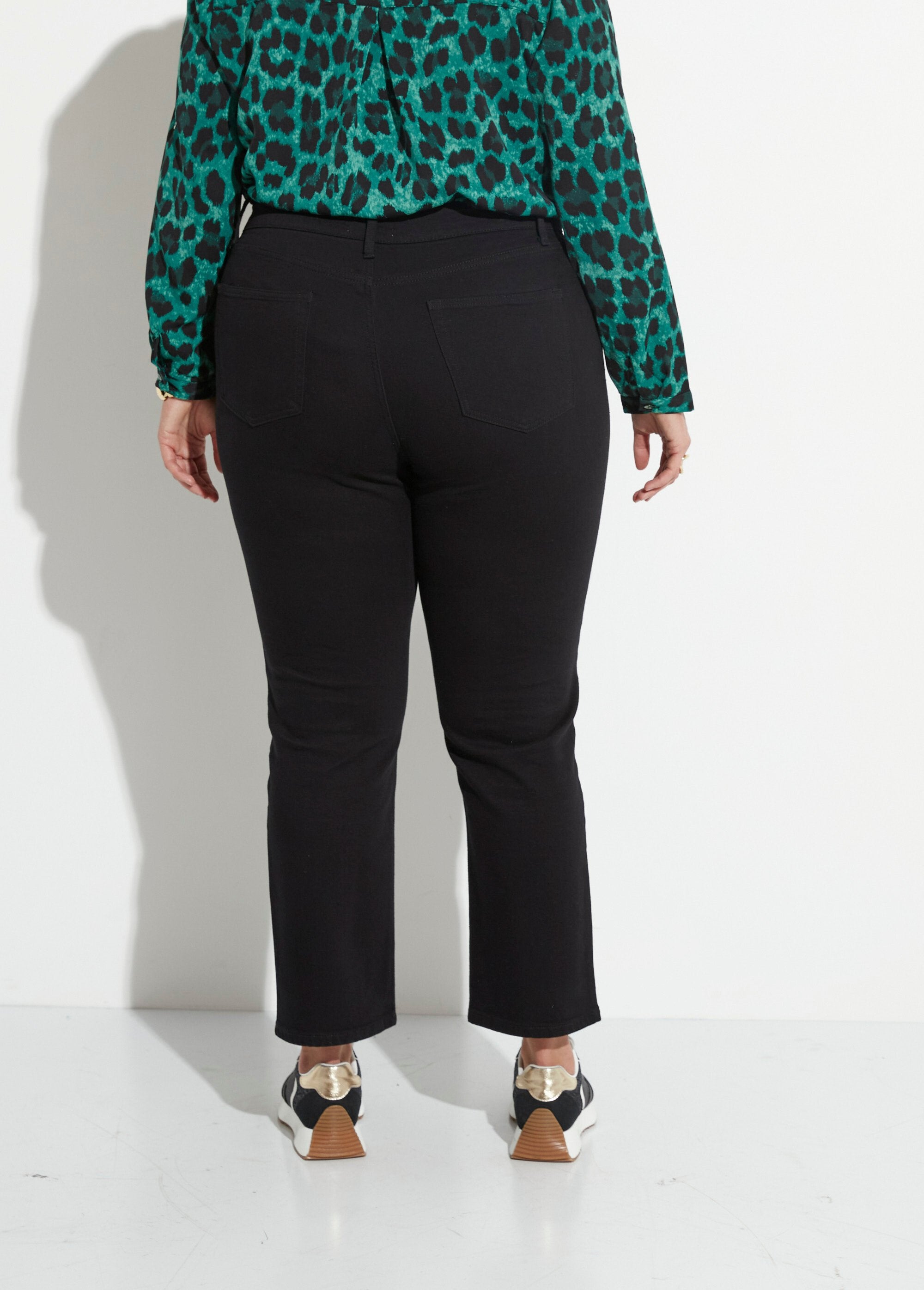 Calça_jeans_mom_jeans,_especial_PLUS_SIZE_Noir_DO1_curvy