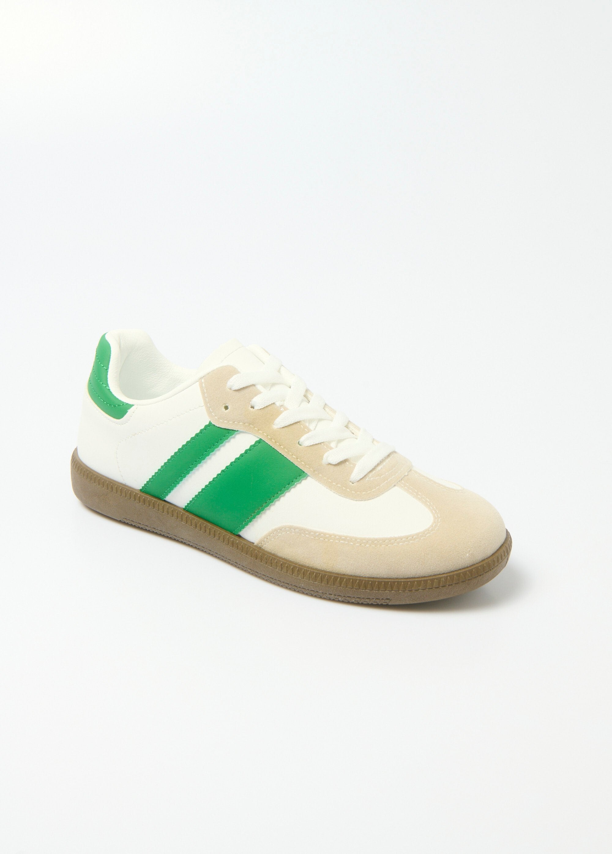 Tênis_retrô_com_detalhes_contrastantes_Vert_FA1_slim