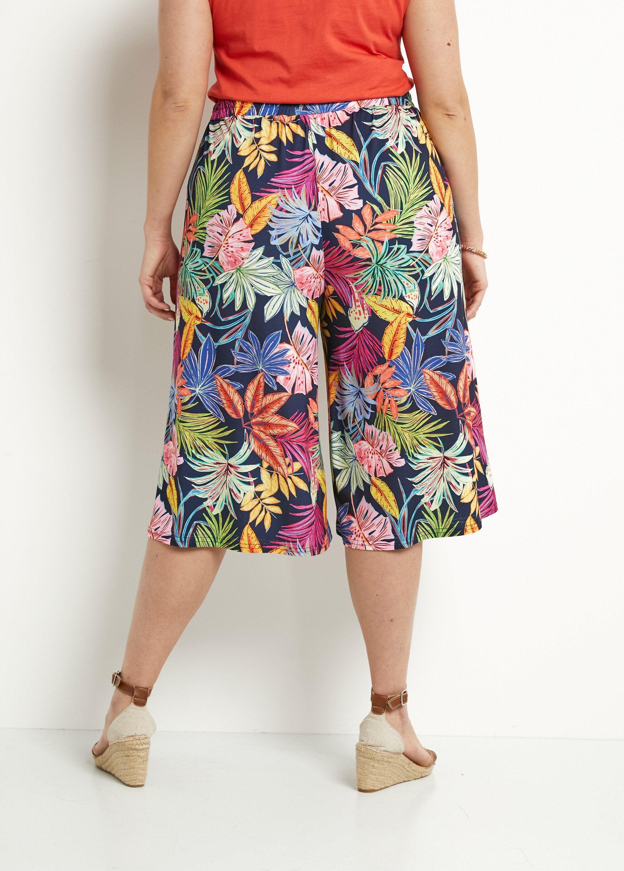 Calça_pantalona_com_cós_elástico_e_estampa_de_folhas_Marine_et_rose_DO1_curvy