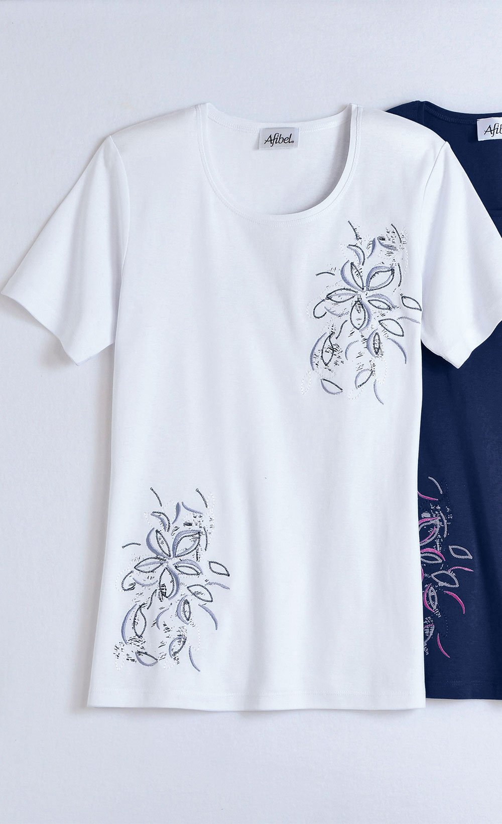 T-shirt_comprida_com_bordado_de_flores_colocadas_BRANCO_FA1_slim