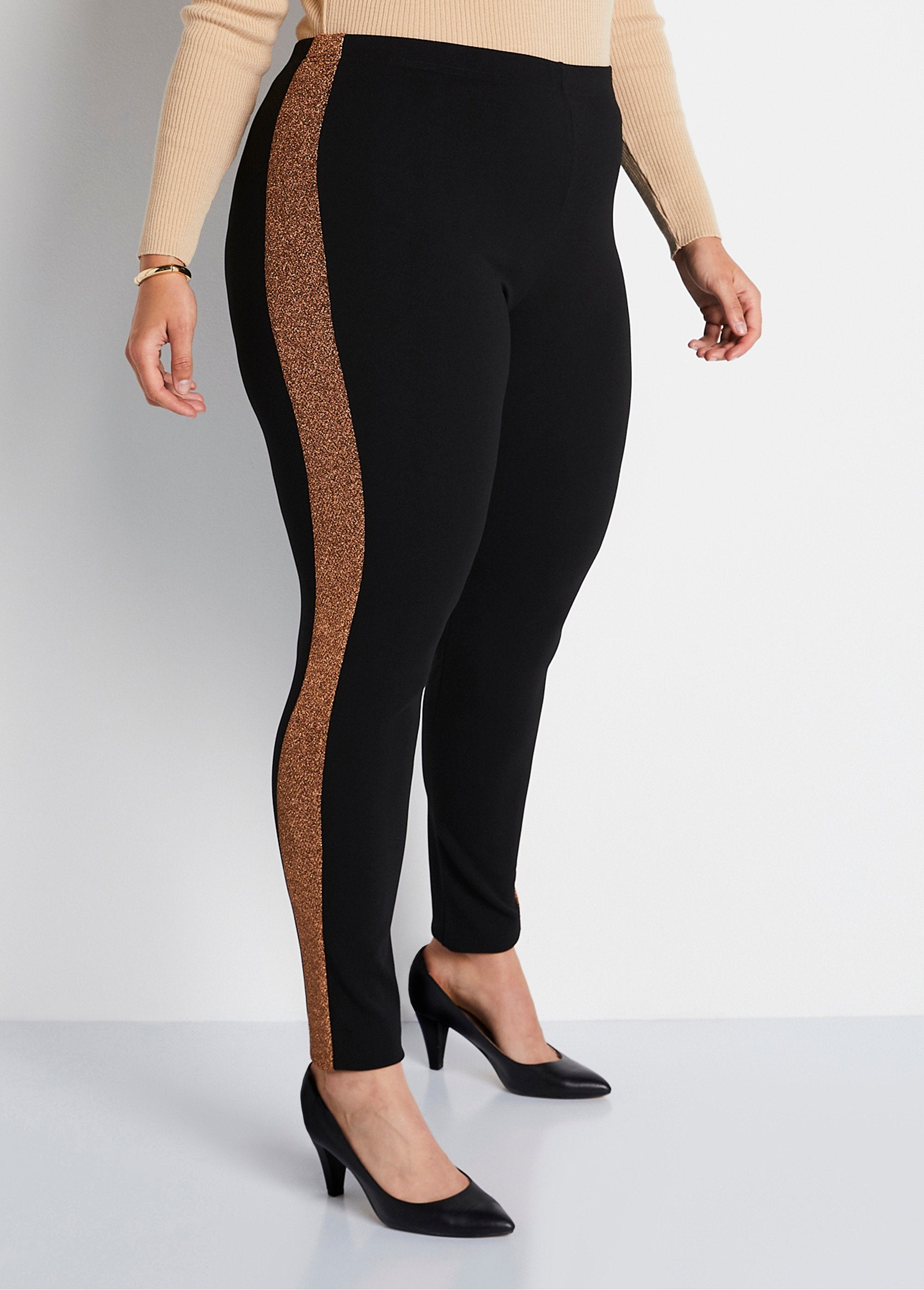 Leggings_com_cintura_elástica_e_laterais_brilhantes_PRETO_FA1_curvy