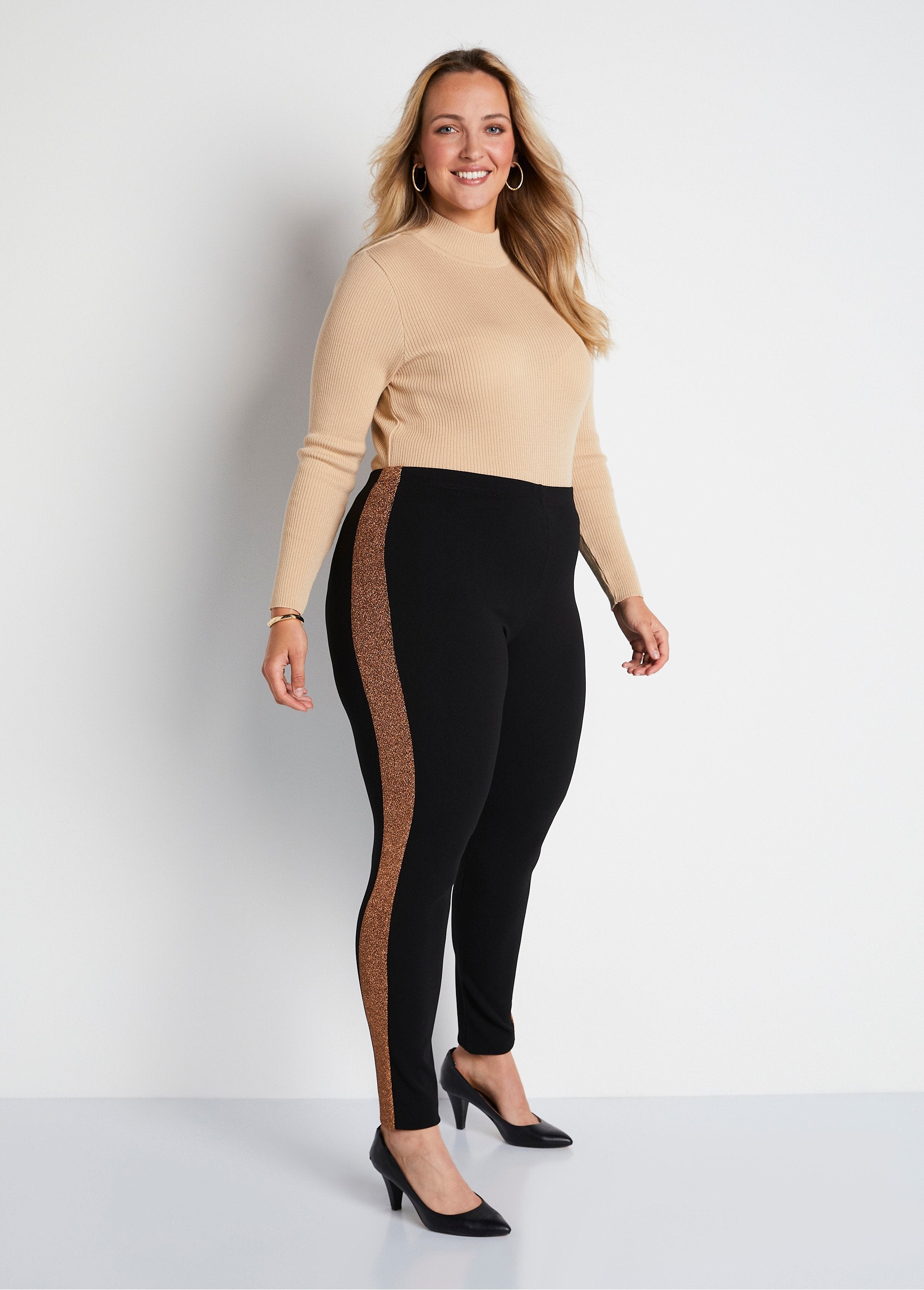 Leggings_com_cintura_elástica_e_laterais_brilhantes_PRETO_SF1_curvy