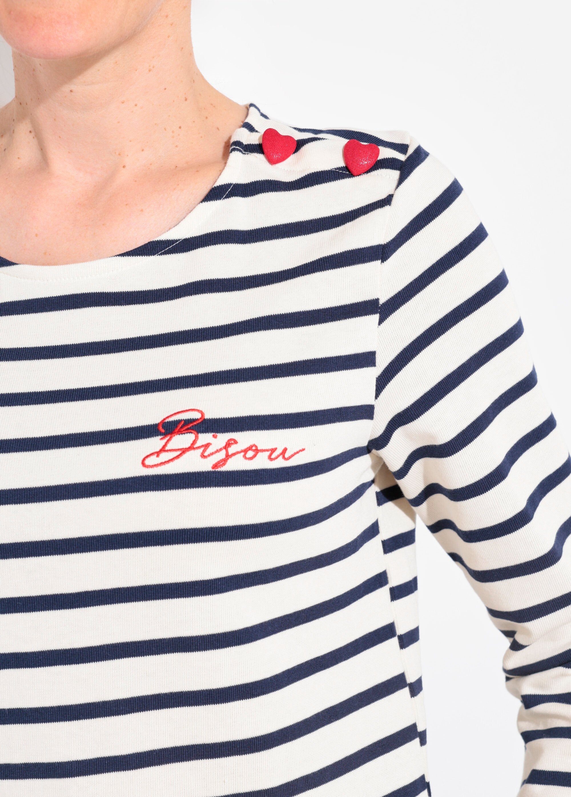 Camisa_de_marinheiro_com_botões_de_coração_nos_ombros_Blanc_raye_marine_DE1_slim