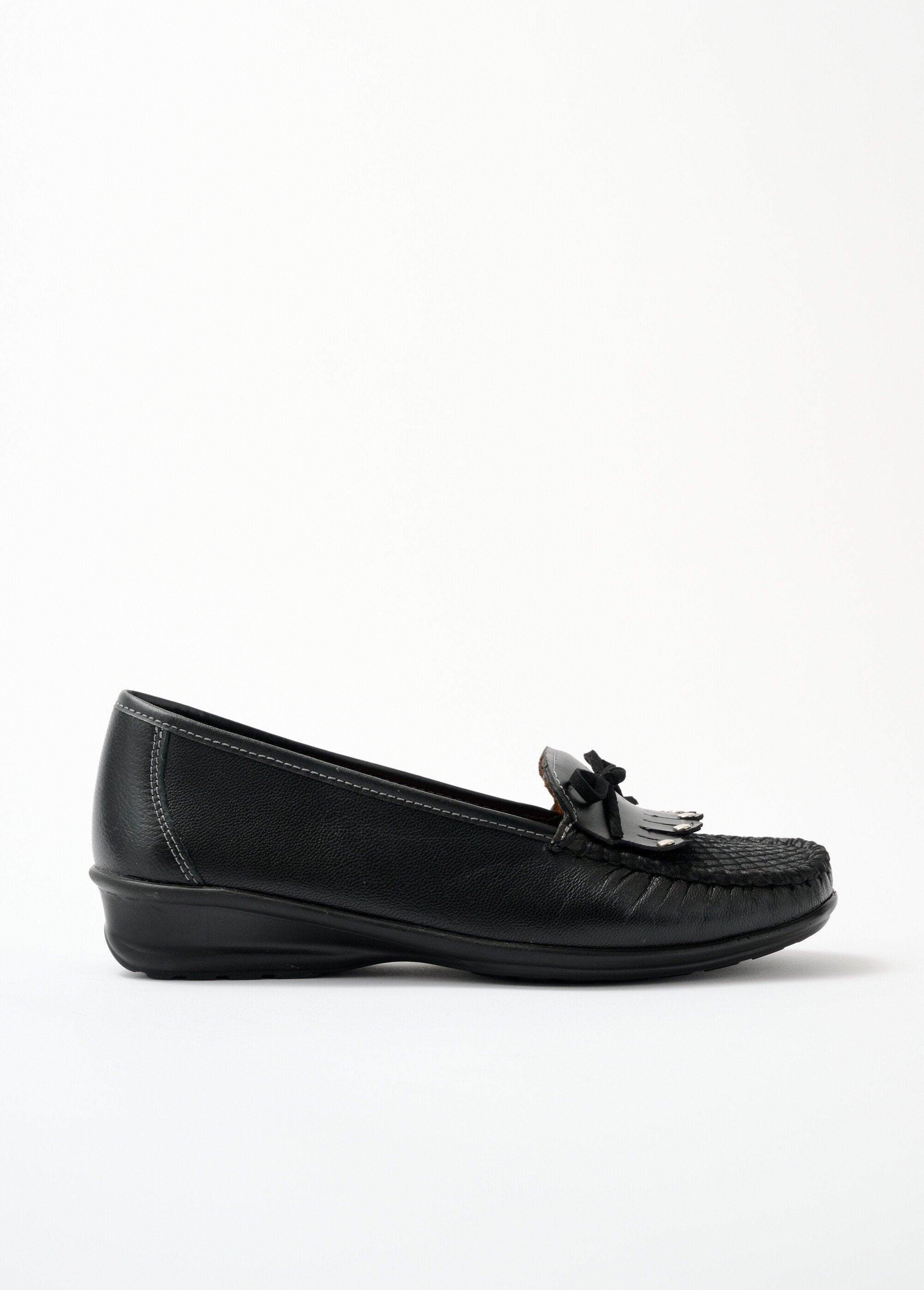 Mocassins_de_cunha_de_couro_com_aba_de_franjas_PRETO_DR1_slim