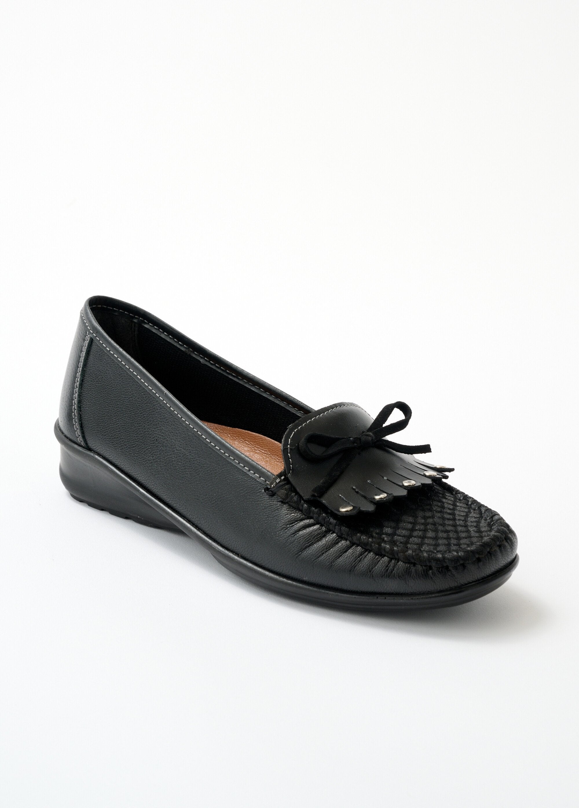 Mocassins_de_cunha_de_couro_com_aba_de_franjas_PRETO_FA1_slim