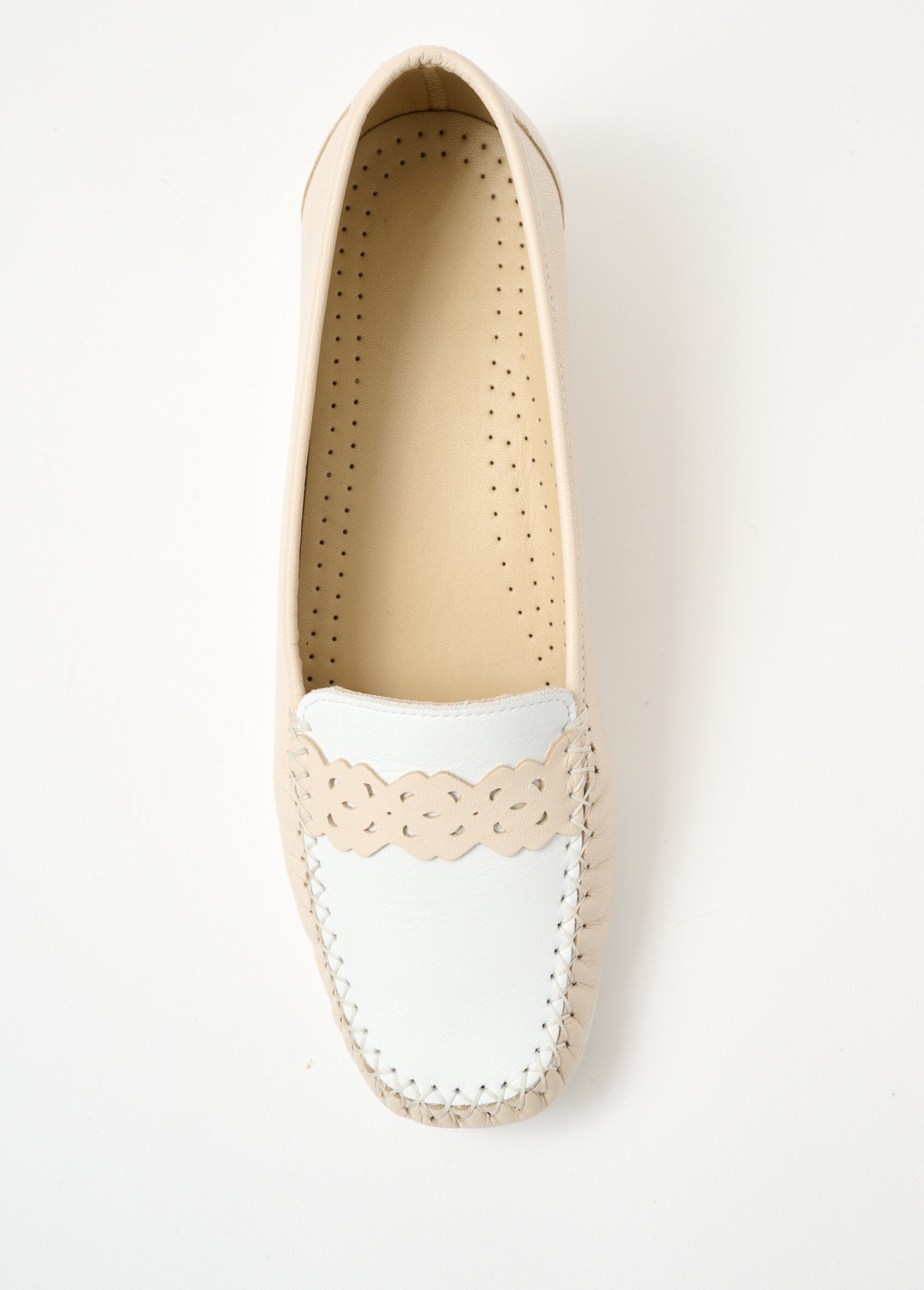 Mocassins_de_couro_com_largura_confortável_Bege_e_branco_OV1_slim