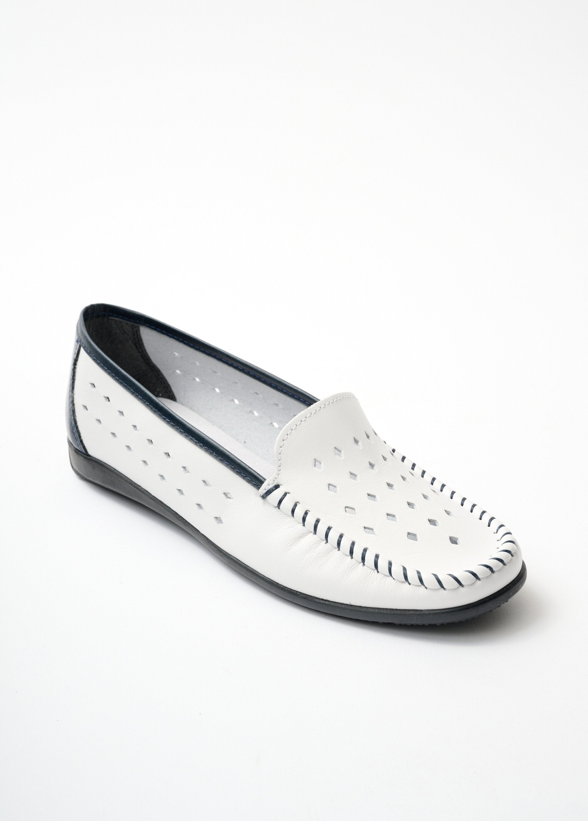 Mocassins_largos_e_confortáveis_​​em_couro_macio_BRANCO_FA1_slim