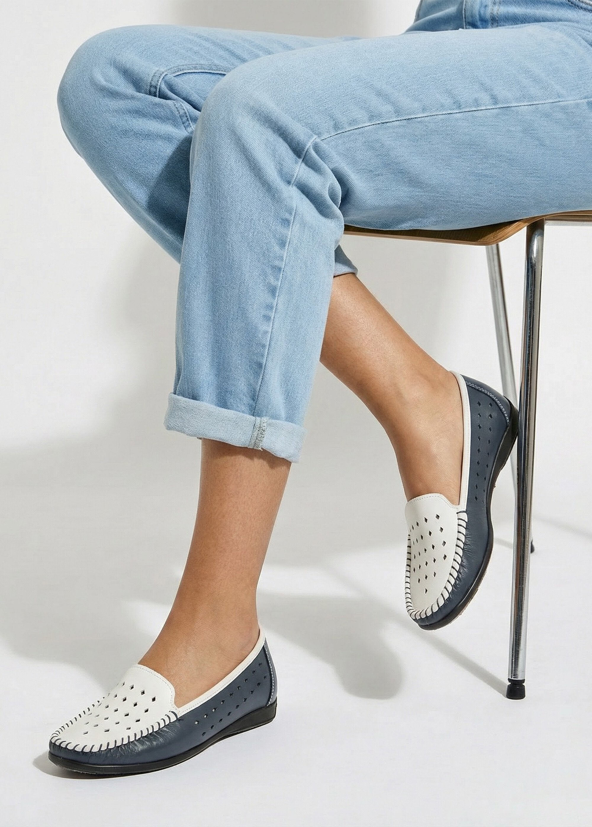 Mocassins_largos_e_confortáveis_​​em_couro_macio_Marinho_SF1_slim