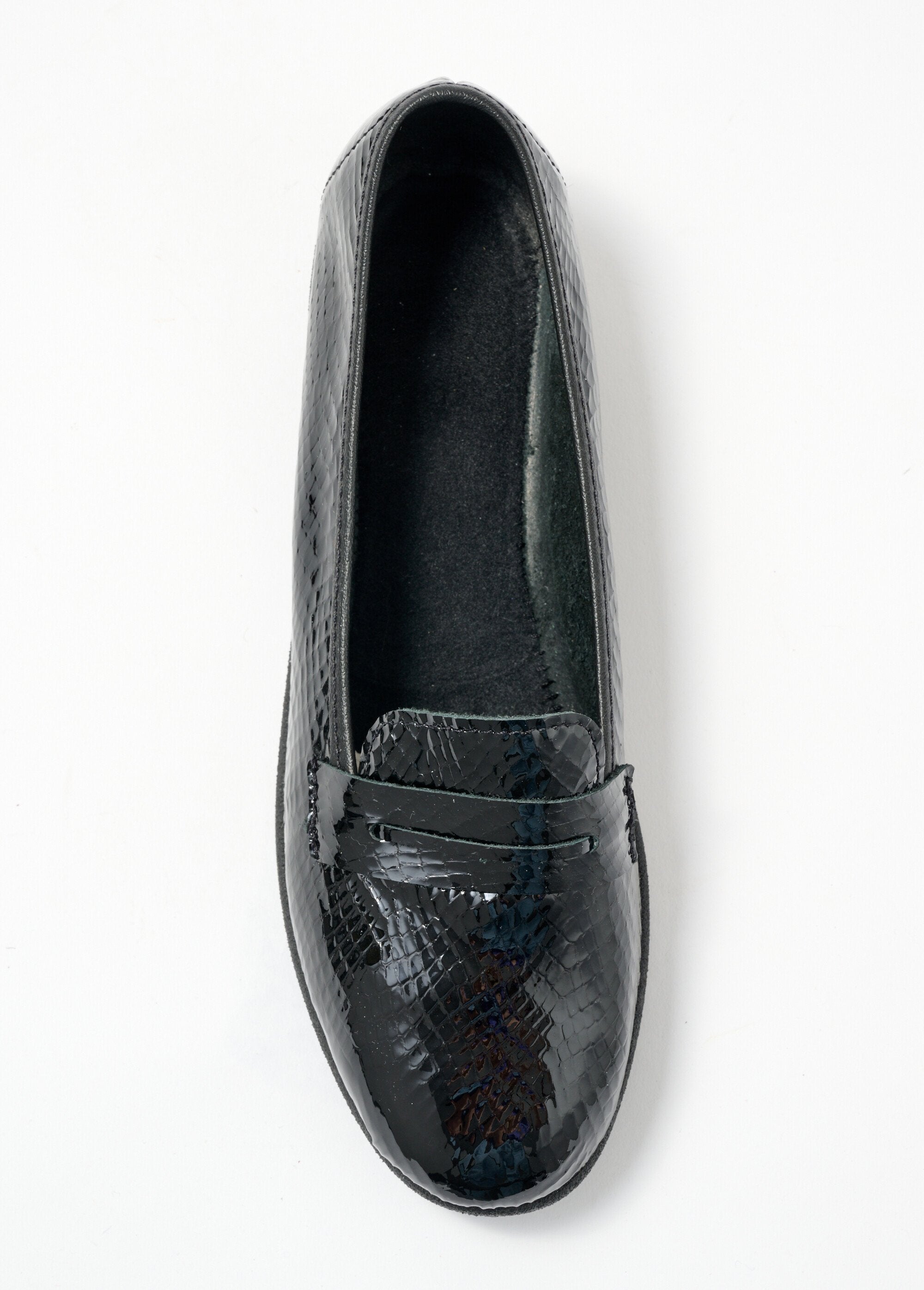 Mocassins_largos_em_pele_com_efeito_de_crocodilo_e_verniz_Noir_OV1_slim