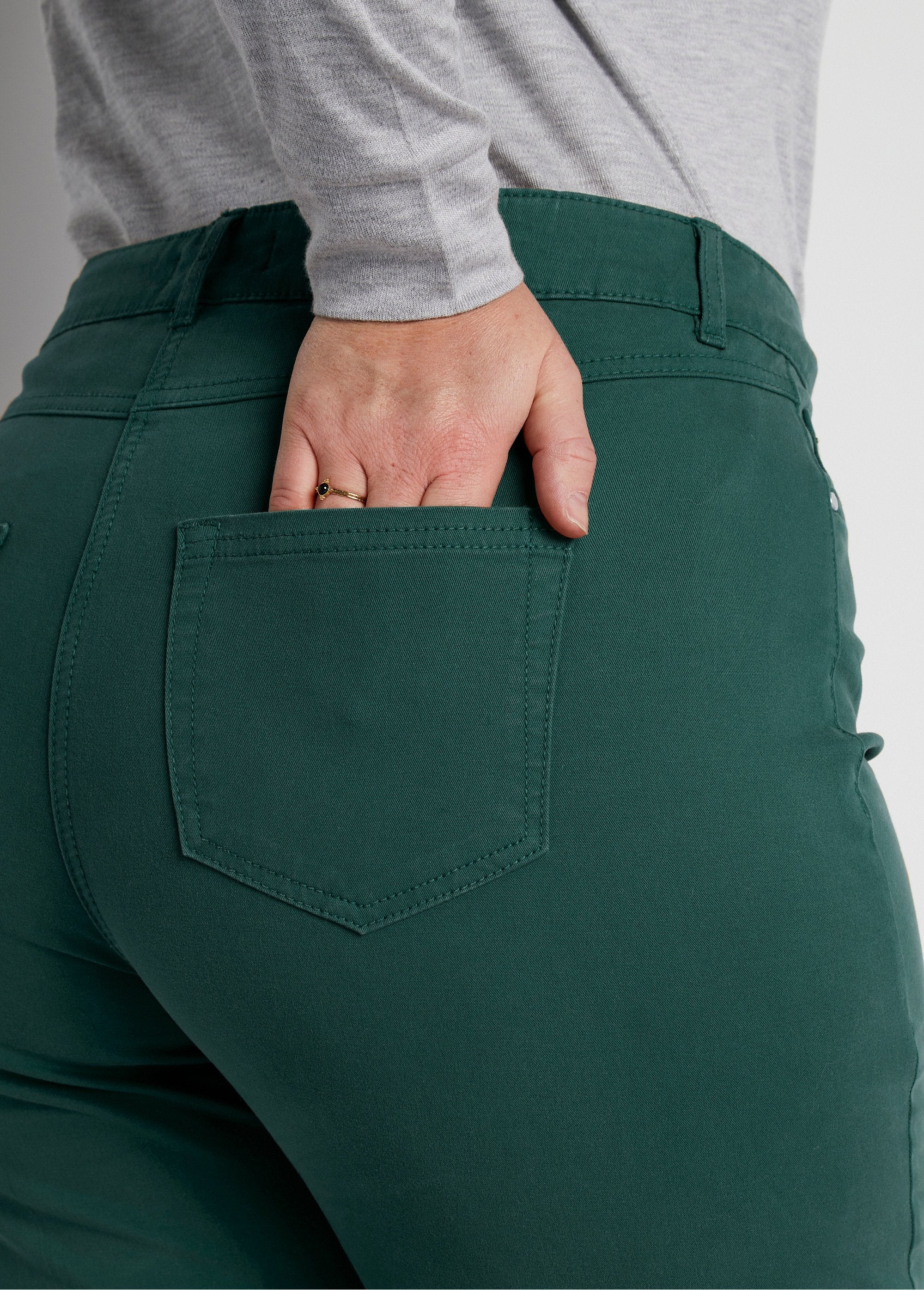 Calça_reta_de_algodão_stretch_com_5_bolsos_VERDE_DE1_curvy