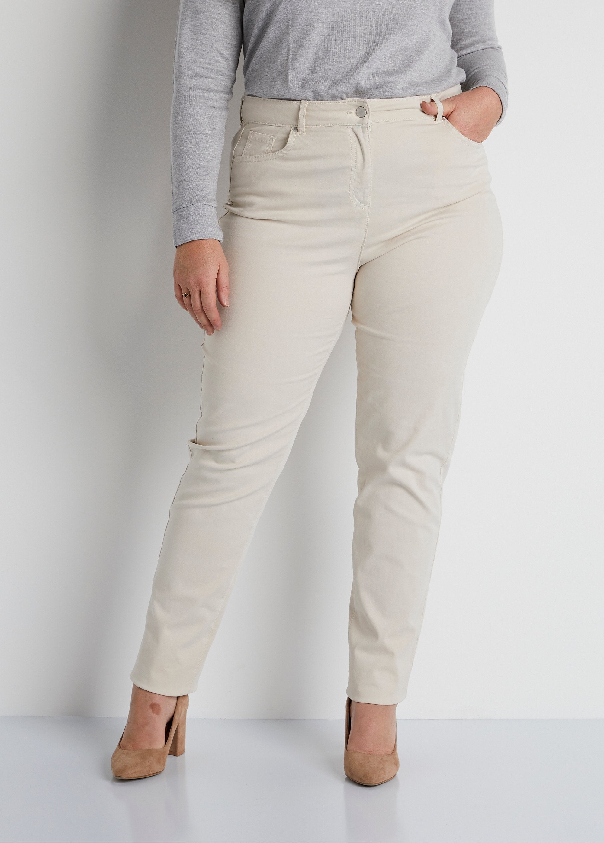 Calça_reta_de_algodão_stretch_com_5_bolsos_BEGE_FA1_curvy