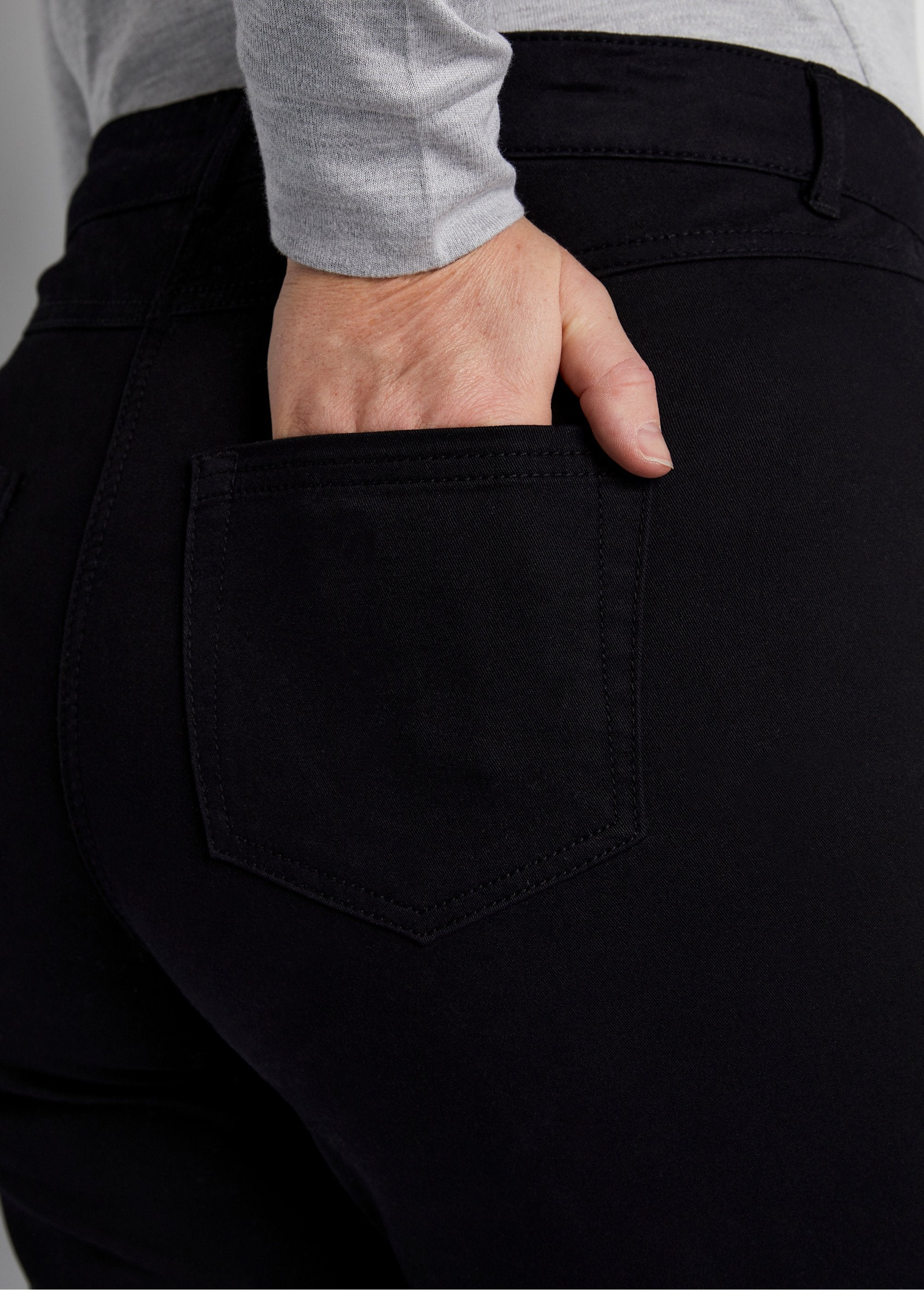 Calça_reta_de_algodão_stretch_com_5_bolsos_PRETO_DE1_curvy