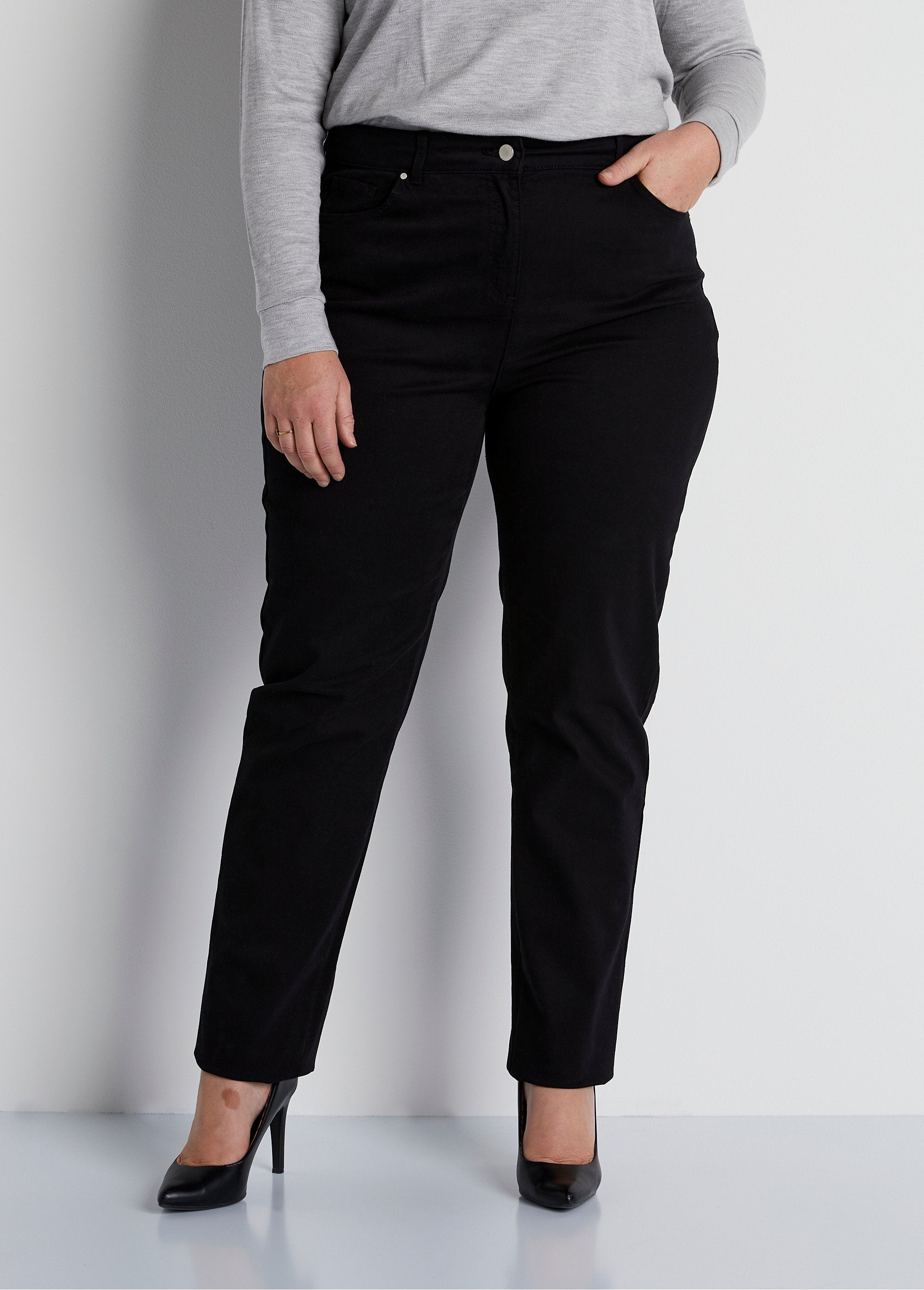 Calça_reta_de_algodão_stretch_com_5_bolsos_PRETO_FA1_curvy