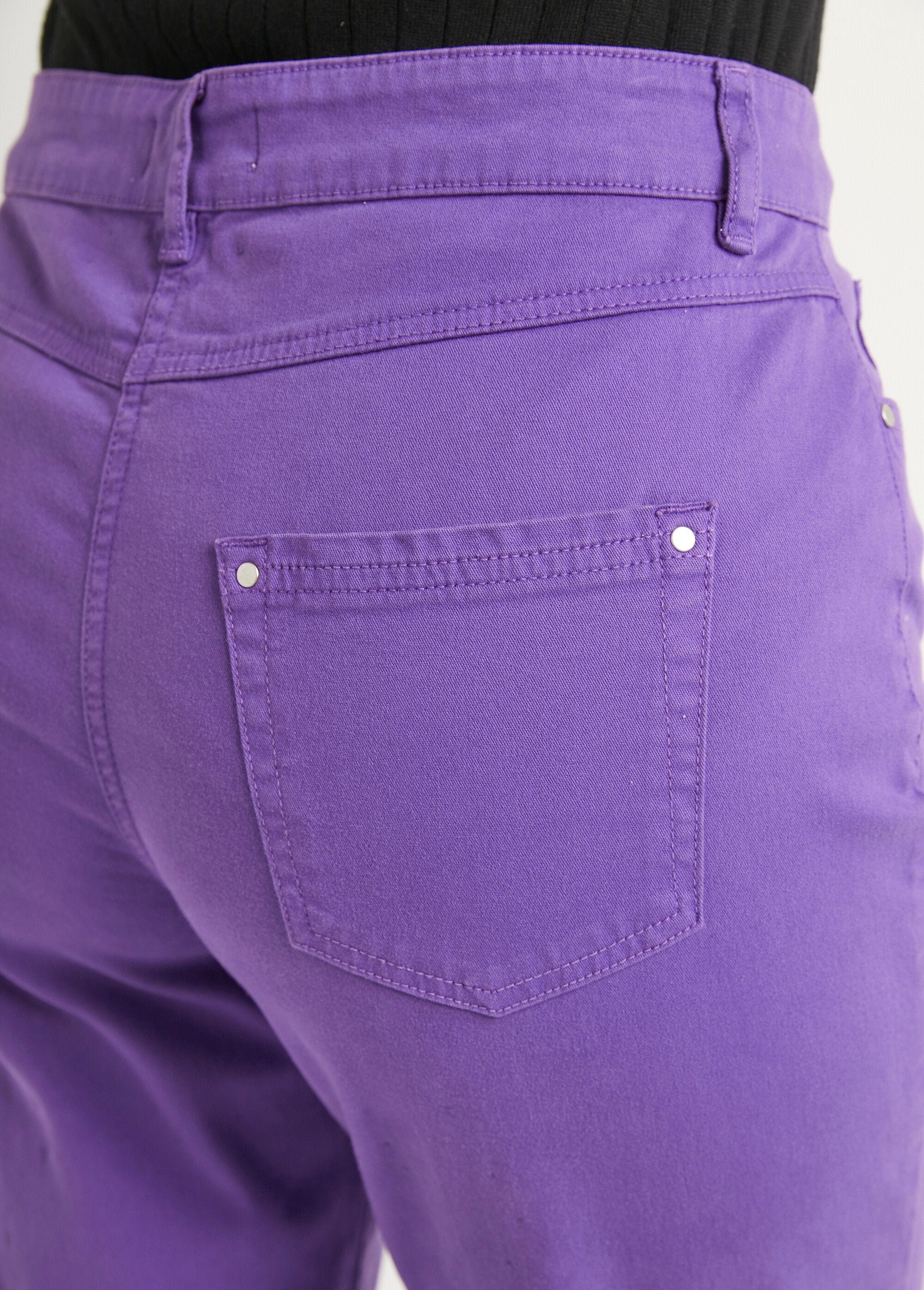 Calças_de_algodão_stretch_com_5_bolsos_e_perna_direita_Violet_DE2_slim