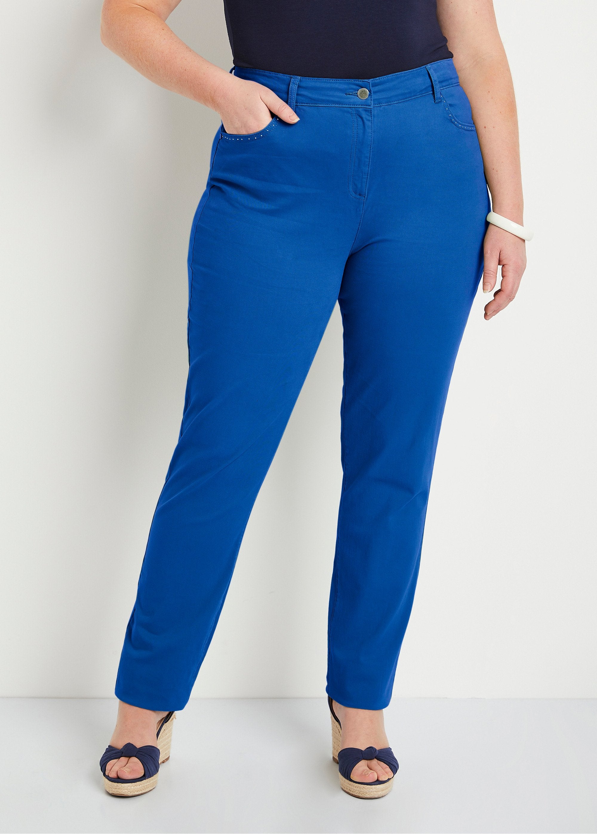 Calça_reta_de_algodão_stretch_com_5_bolsos_Azul_forte_FA1_curvy