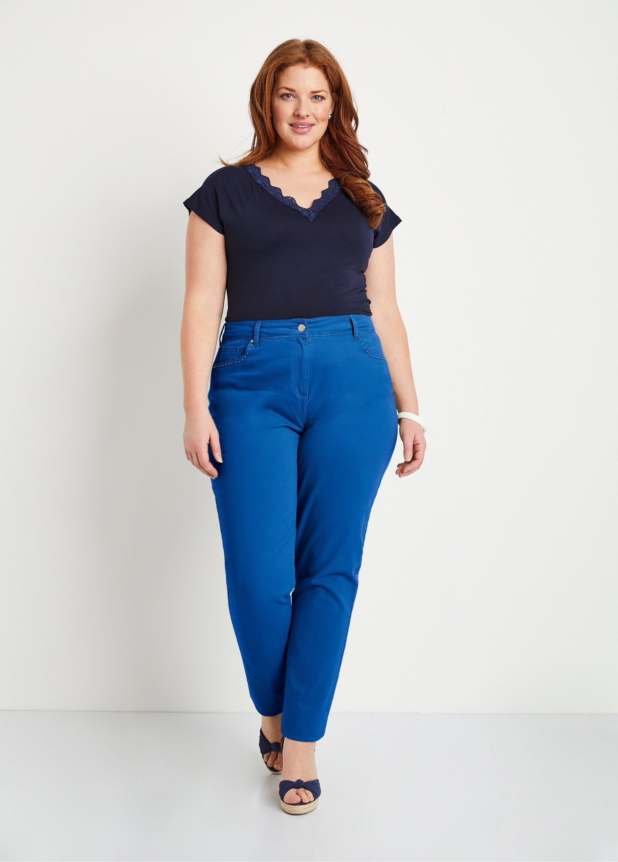 Calça_reta_de_algodão_stretch_com_5_bolsos_Azul_forte_SF1_curvy