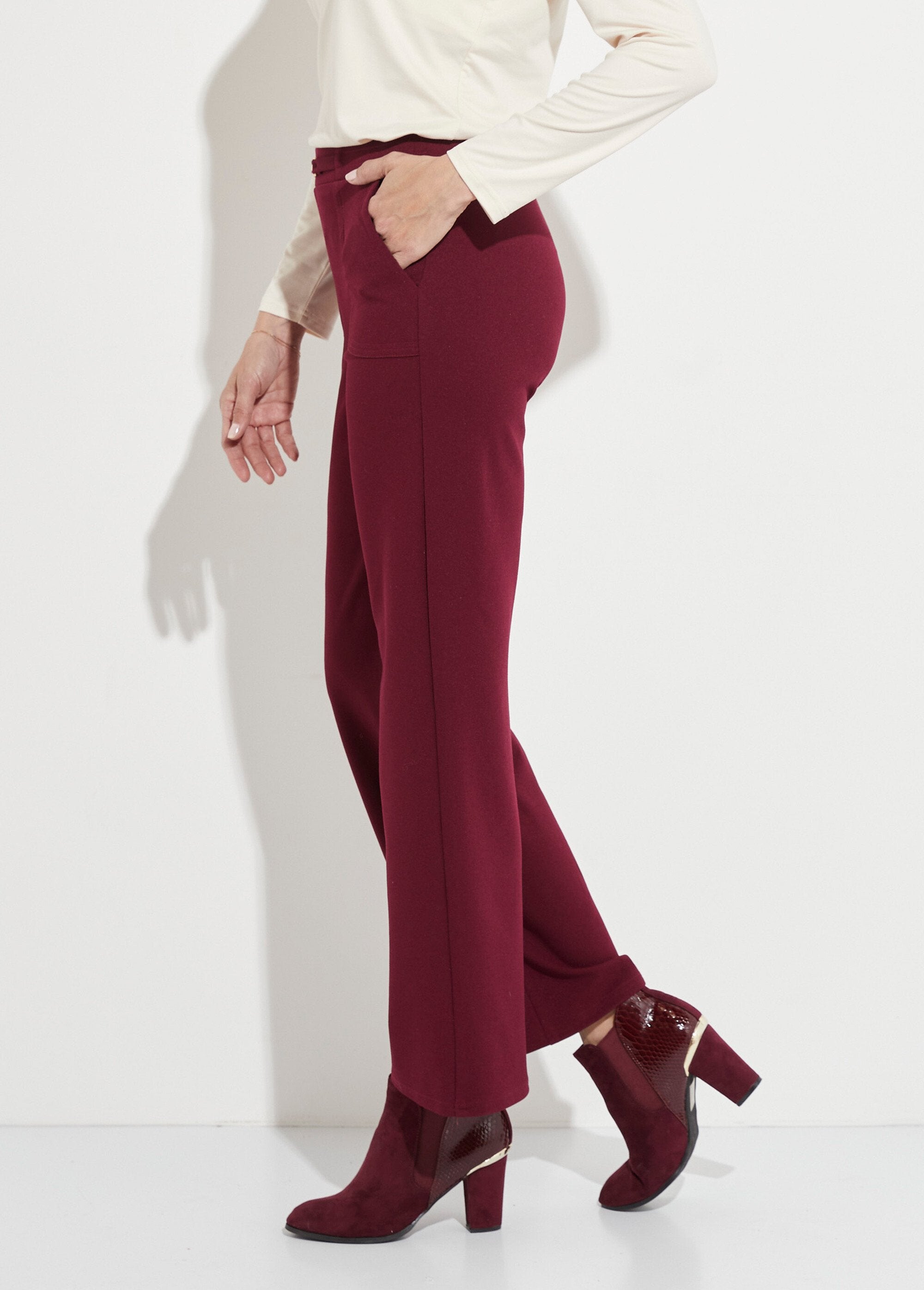 Calça_reta_com_cós_elástico_e_cinto_joia_Bordeaux_GA1_slim