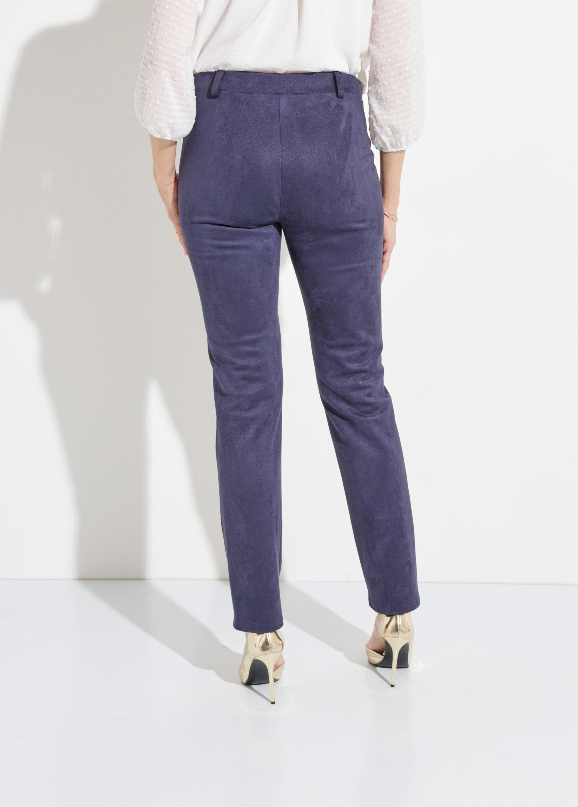 Calça_reta_de_camurça_com_cós_elástico_e_barriga_lisa_Marine_DO1_slim