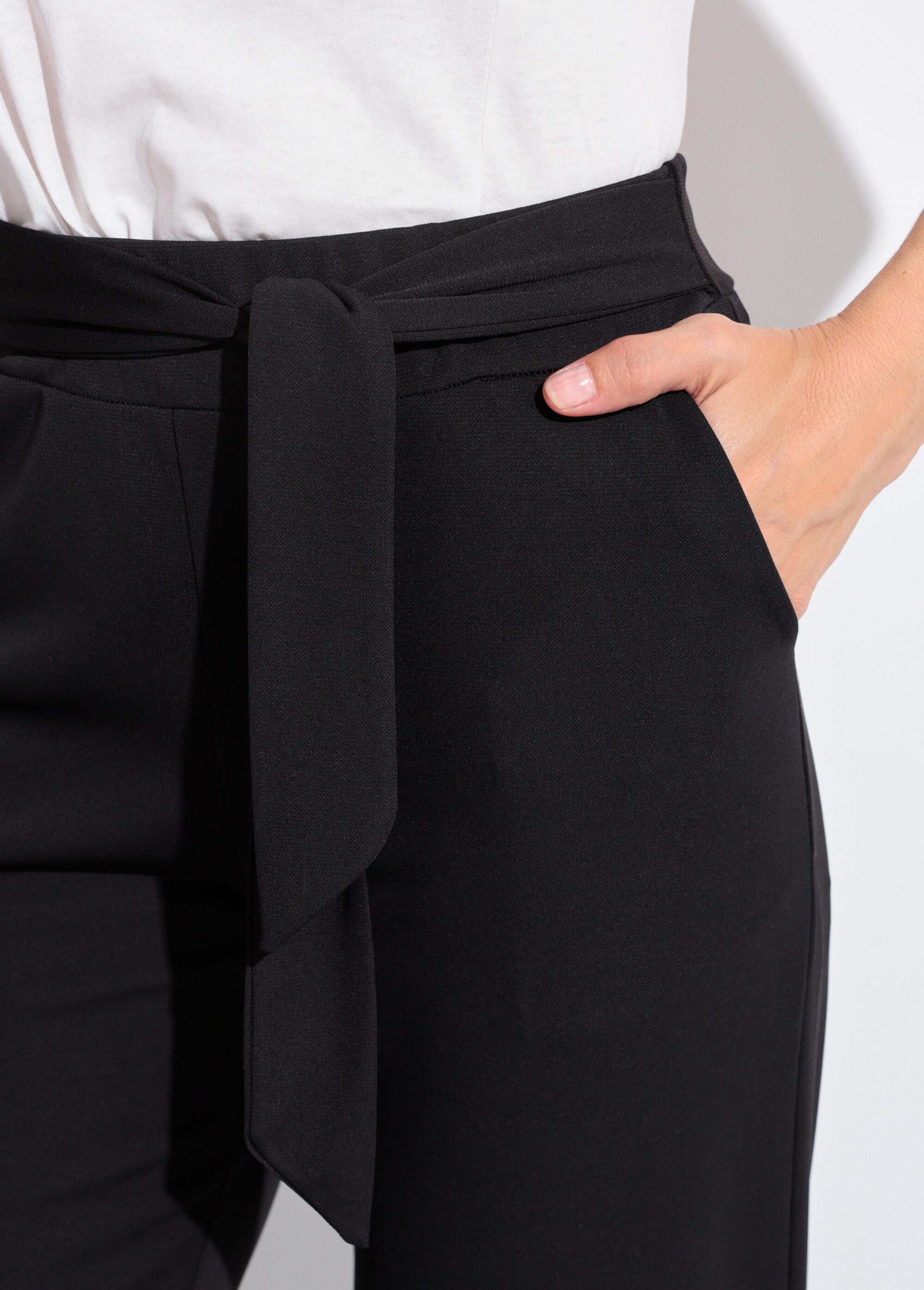 Calça_elástica_e_esvoaçante_com_cinto_Noir_DE1_slim