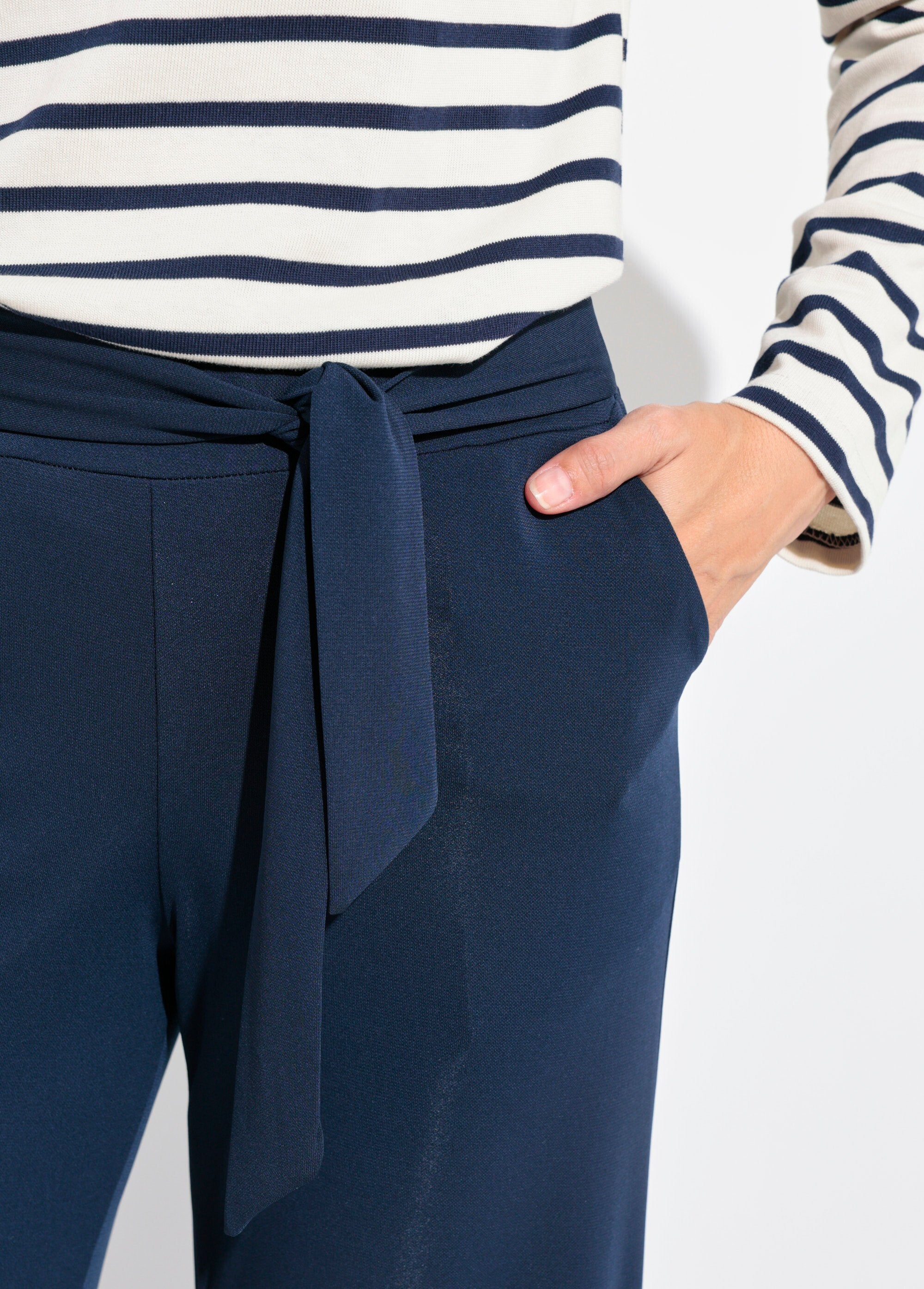 Calça_elástica_e_esvoaçante_com_cinto_Marine_DE1_slim