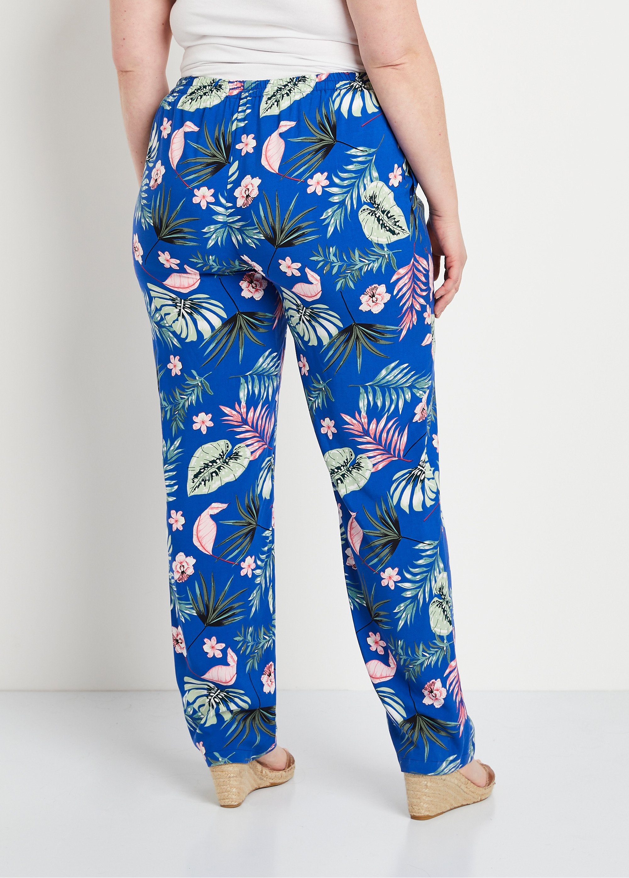 Calça_estampada_com_cintura_elástica_Fundo_azul_real_DO1_curvy