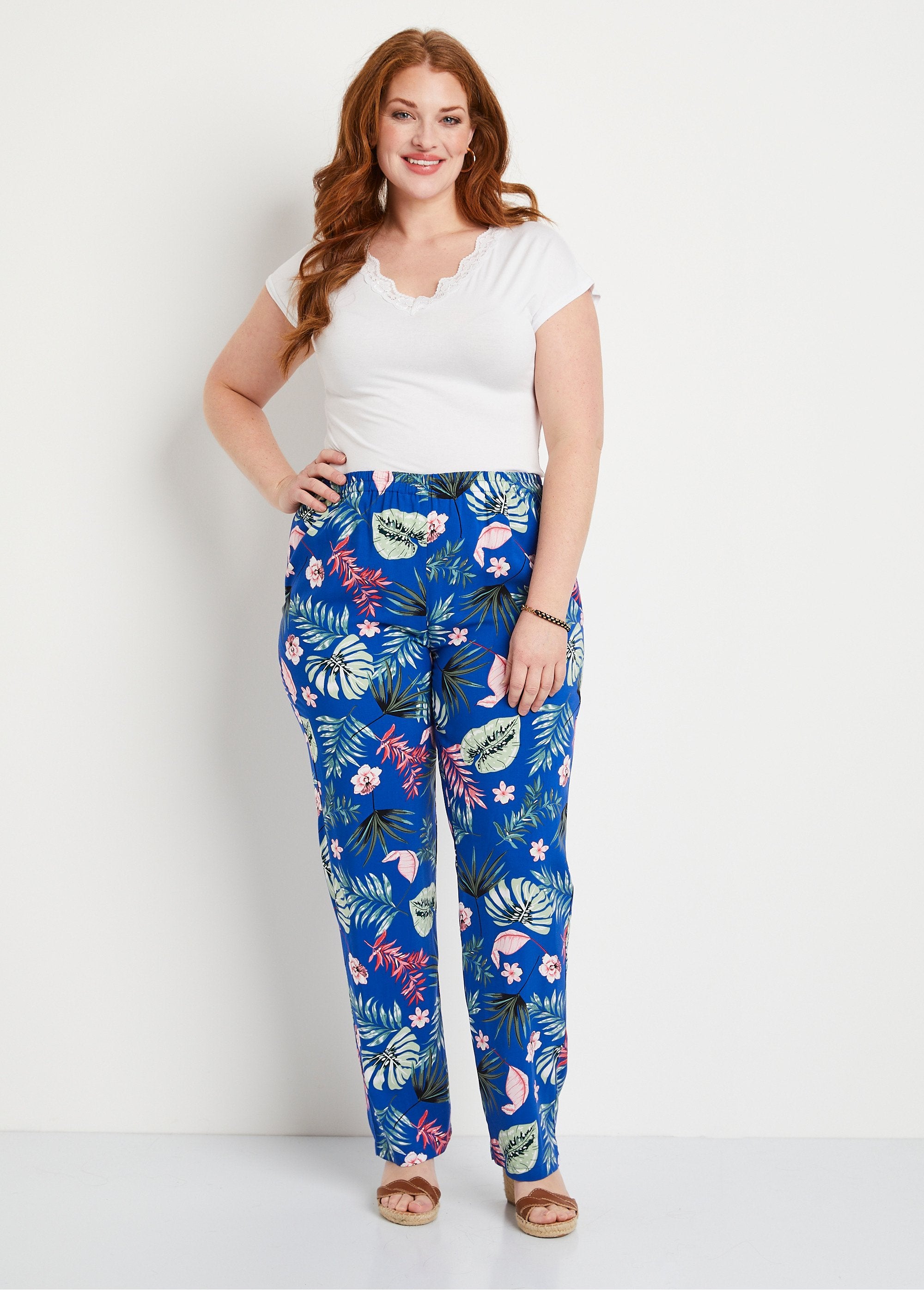 Calça_estampada_com_cintura_elástica_Fundo_azul_real_SF1_curvy