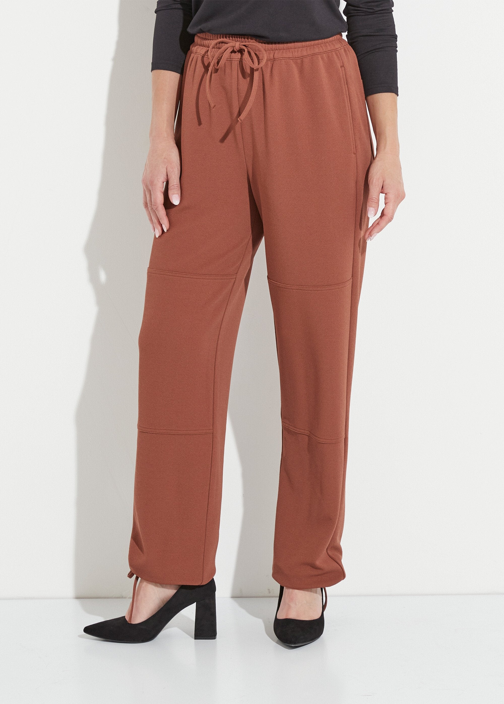 Calças_largas_de_cós_elástico_em_malha_crepe_lisa_Marron_FA2_slim