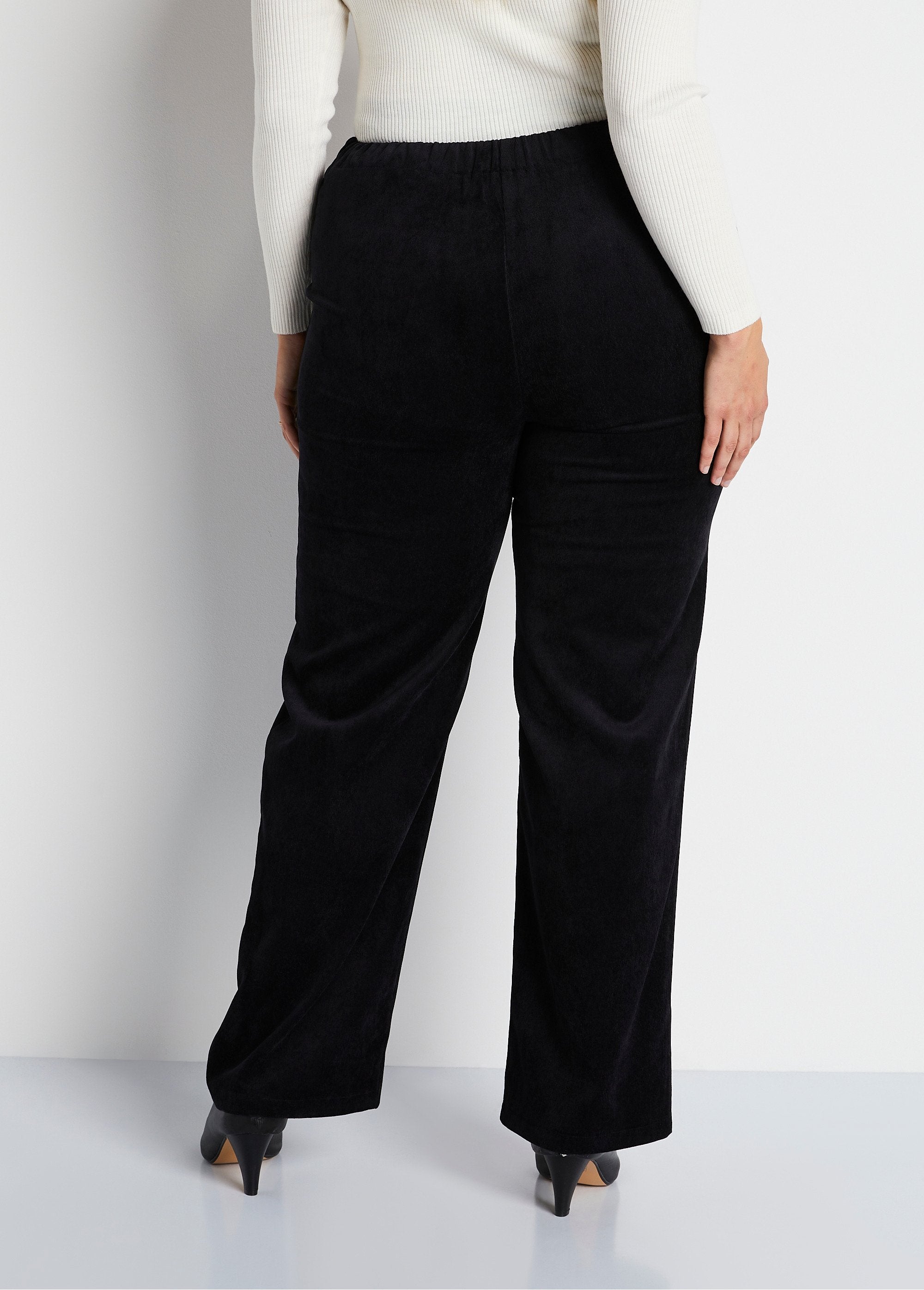 Calça_larga_de_veludo_cotelê_com_efeito_ponte_PRETO_DO1_curvy