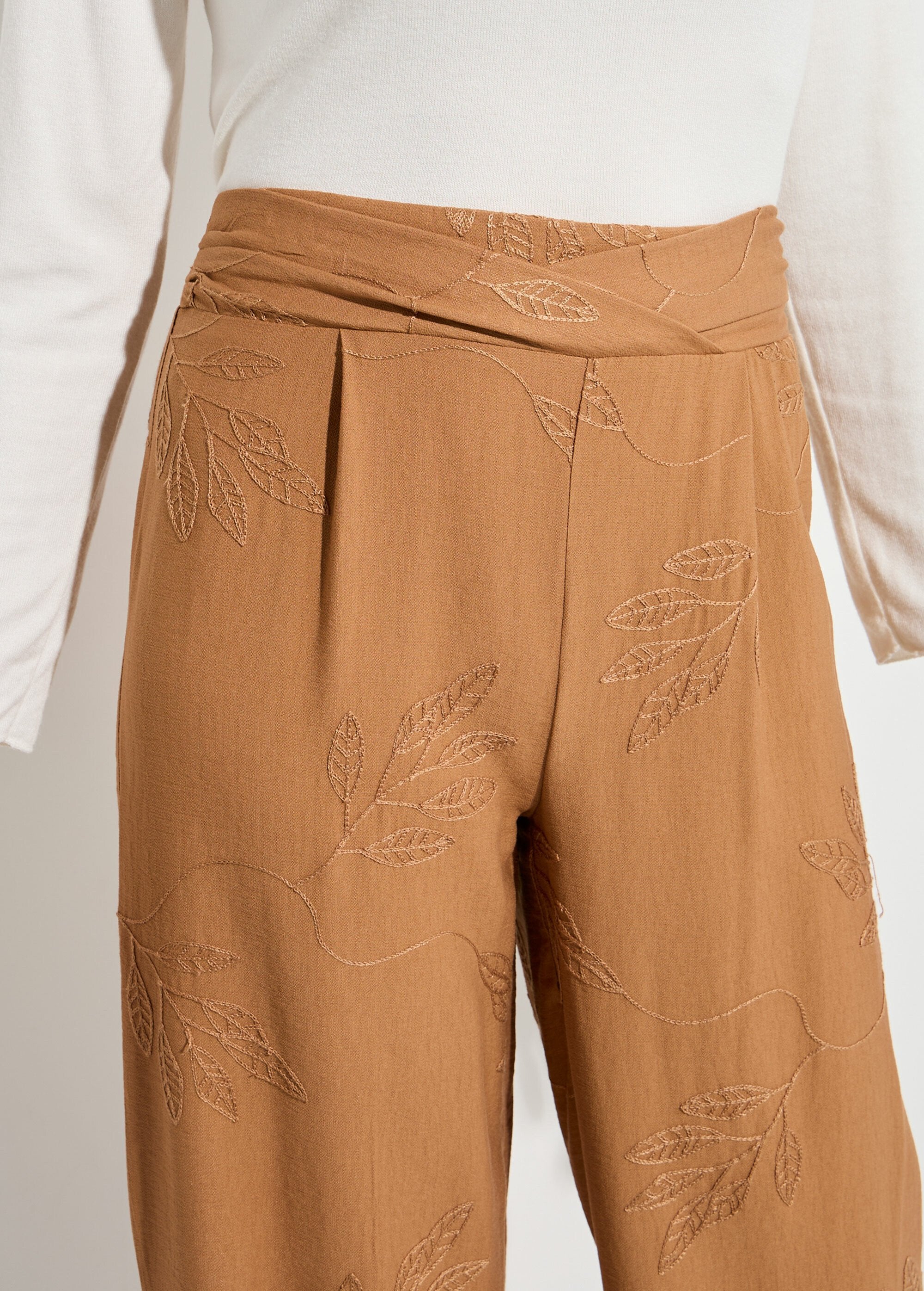 Pantalon_large_élastiqué_brodé_feuillage_Camel_DE1_slim