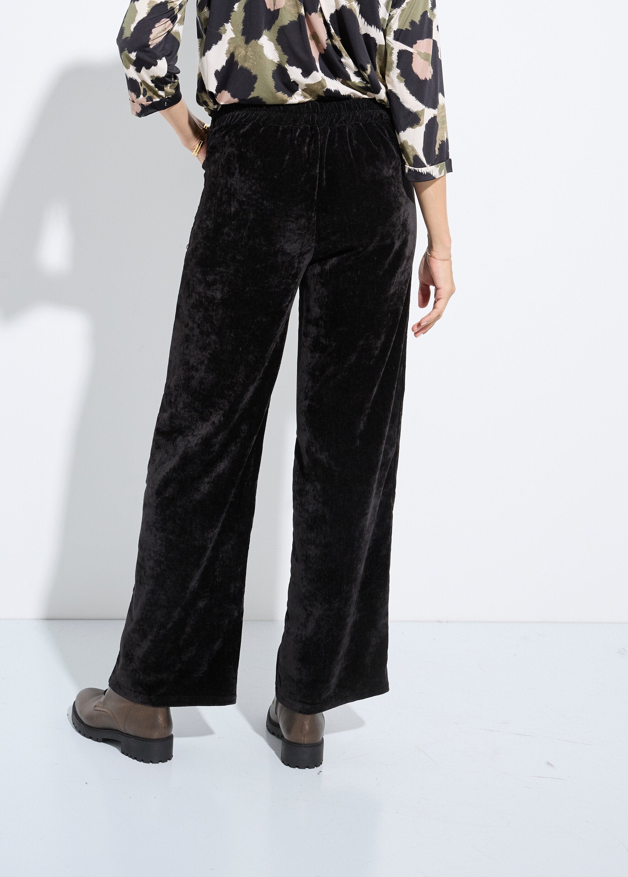 Pantalon_large_élastiqué_en_velours_ras_Noir_DO1_slim