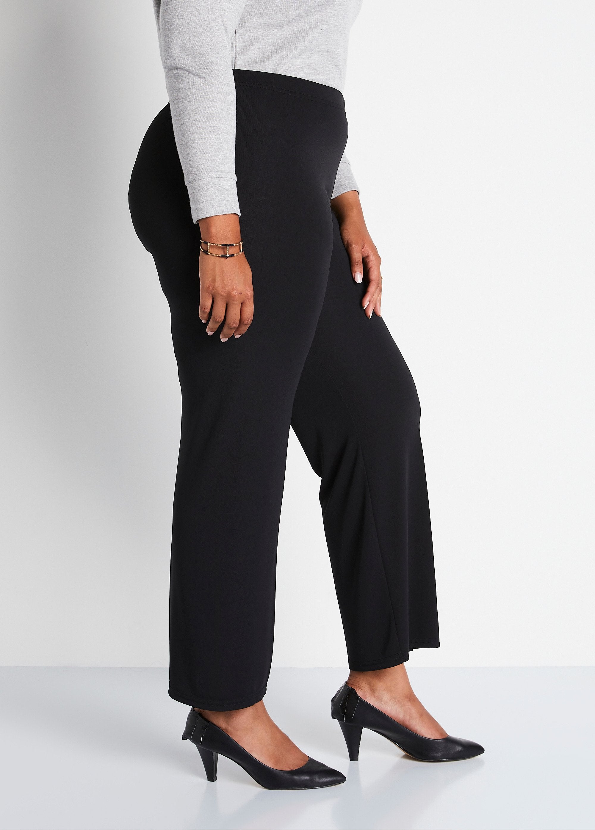 Calça_flare_com_cintura_elástica_fluida_PRETO_DR1_curvy